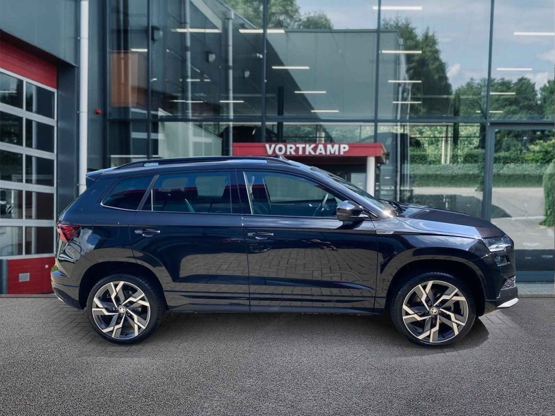 SKODA Karoq 1.5 TSI DSG SPORTLINE PANO-DAK/TREKHAAK/19&#39;&#39;/MATRIX/KEYLESS 5 JA - 4/26