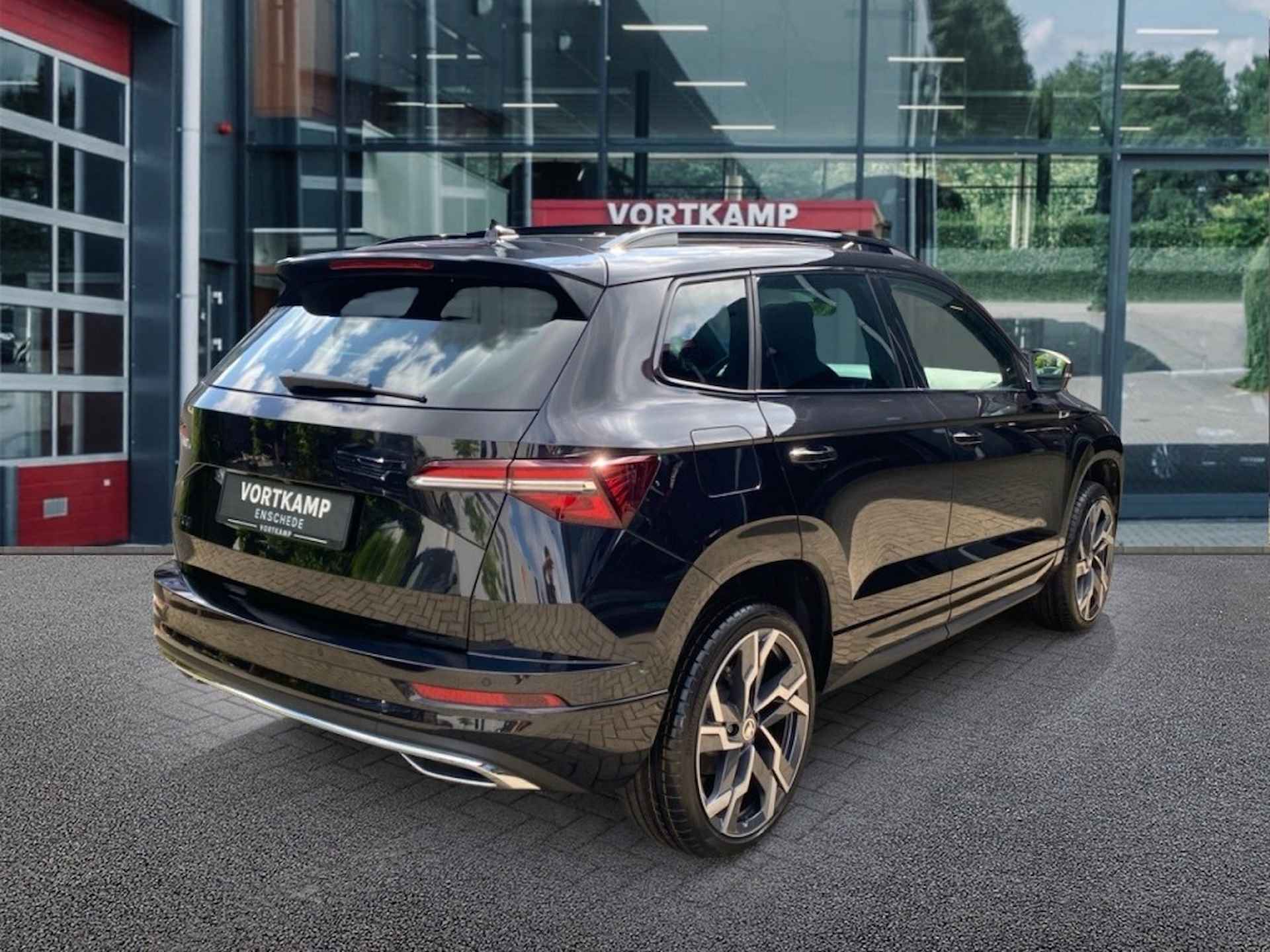 SKODA Karoq 1.5 TSI DSG SPORTLINE PANO-DAK/TREKHAAK/19&#39;&#39;/MATRIX/KEYLESS 5 JA - 5/26