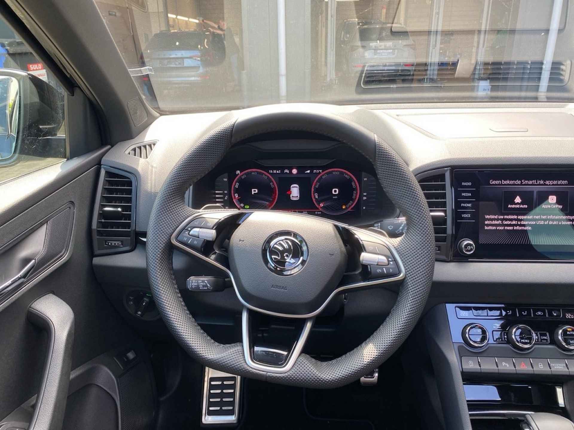 SKODA Karoq 1.5 TSI DSG SPORTLINE PANO-DAK/TREKHAAK/19&#39;&#39;/MATRIX/KEYLESS 5 JA - 13/26