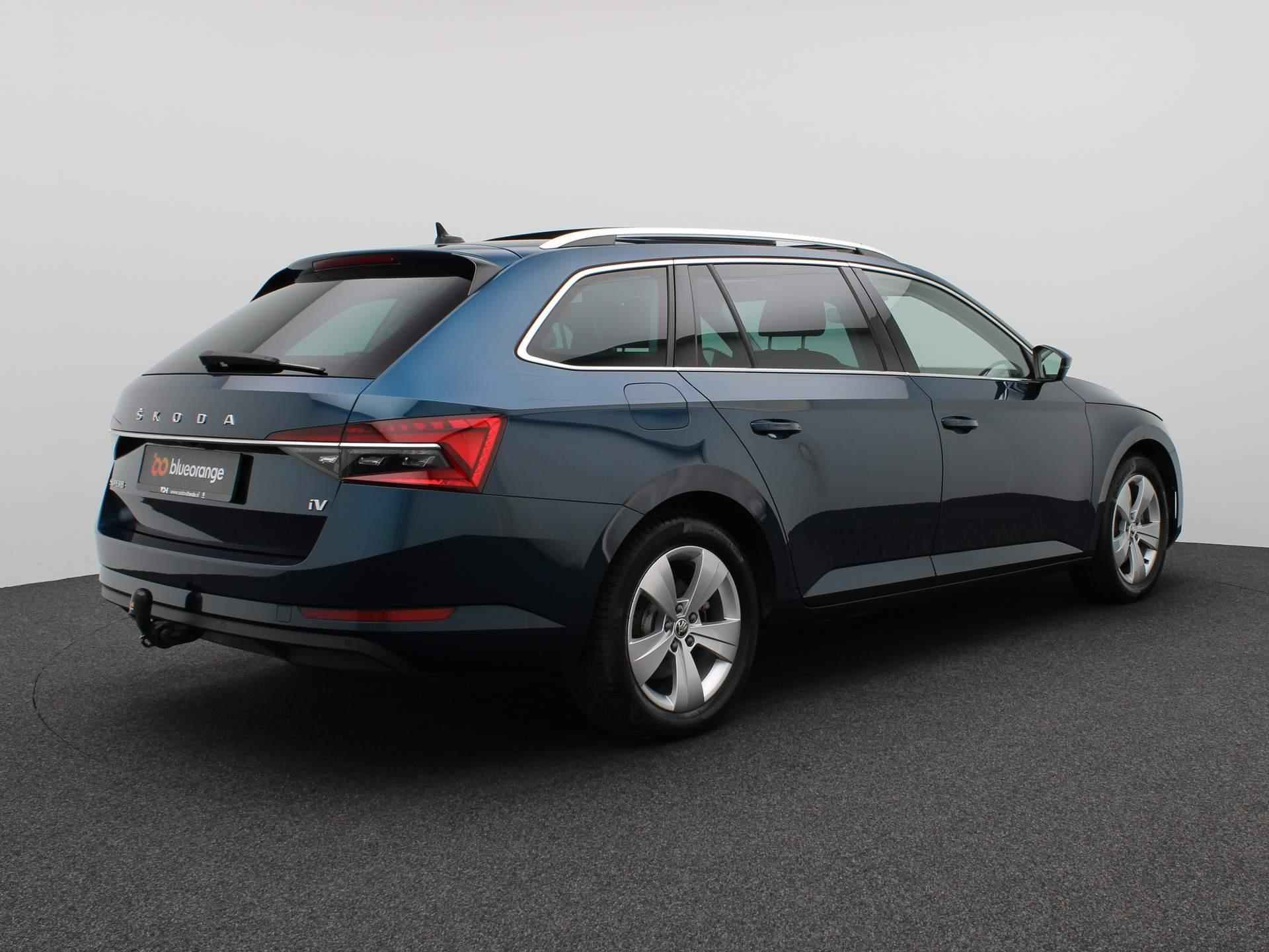 Skoda Superb Combi 1.4 TSI iV Business Edition Plus 218PK DSG Panoramadak, trekhaak, achteruitrijcamera, winterpakket Plus, keyless, alarm, 17'' lichtmetaal - 3/55