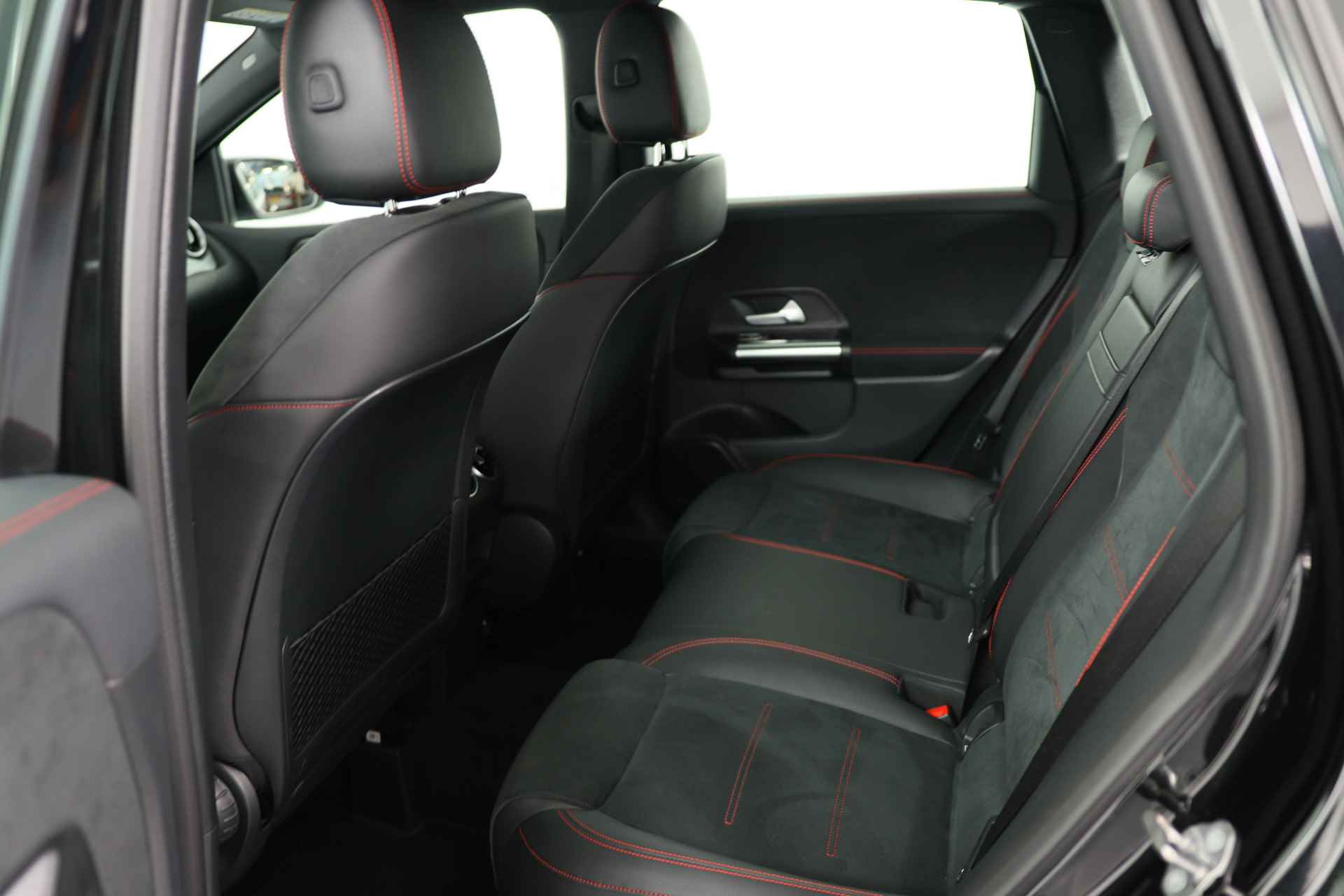 Mercedes-Benz B-Klasse 180 Business Solution AMG | Widescreen | Led | Sportstoelen | Stoelverwarming | Elektr Achterklep | Camera | Navigatie | Climate - 20/38