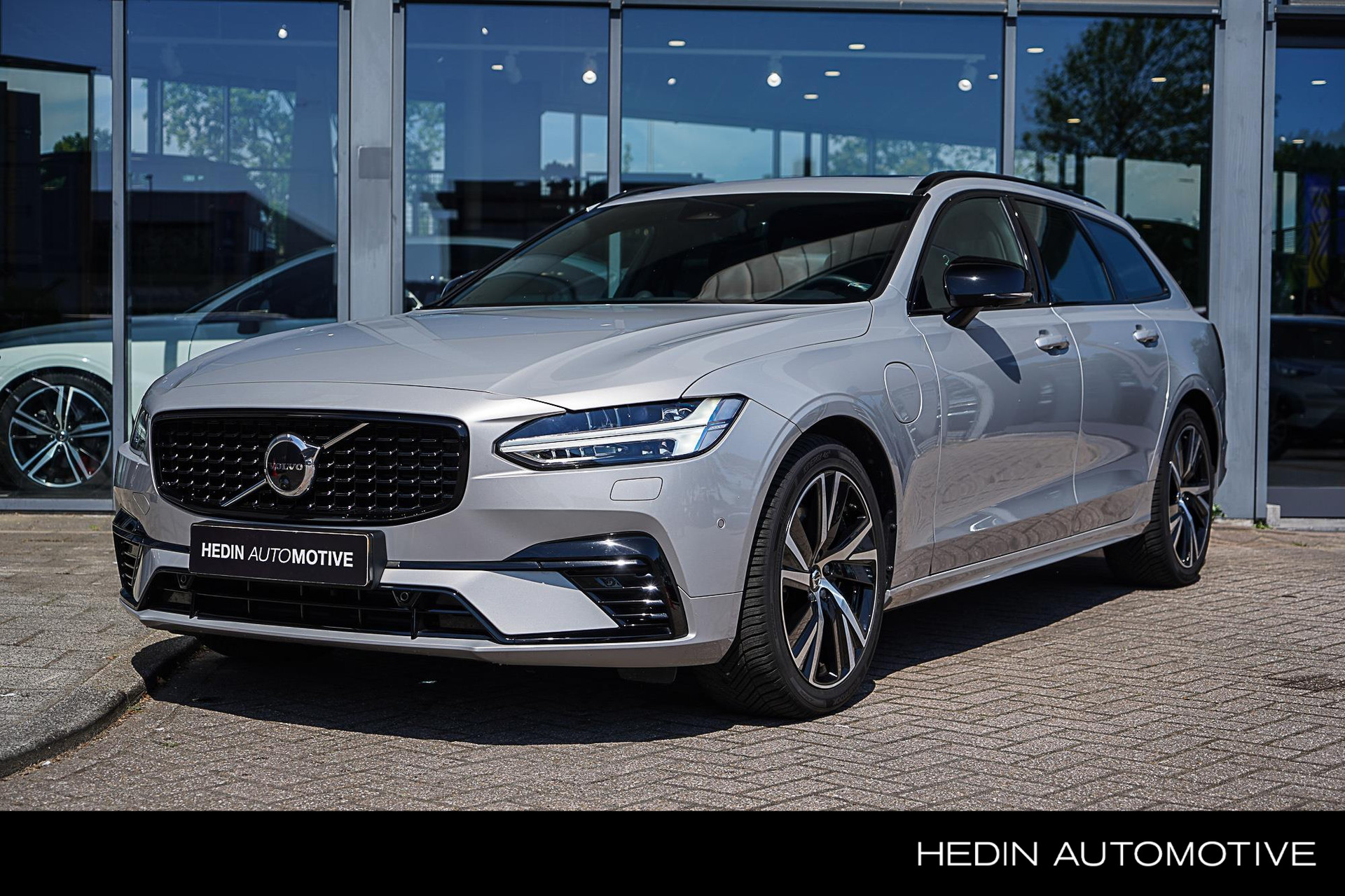 Volvo V90 2.0 T6 Recharge AWD Ultimate Dark Long Range Accu | Luchtvering | Bowers & Wilkins audio | Head-up display | Trekhaak | Panorama dak schuif/ kantel | Elektrisch verstelbare stoelen | Stoelverwarming | Stuurverwarming | Google Services | 360 camera