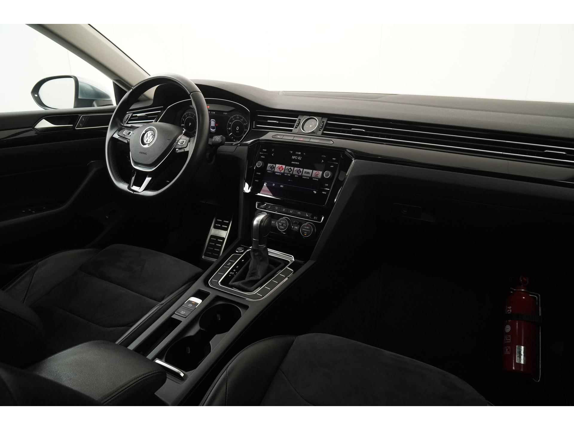 Volkswagen Passat 1.5 TSI Elegance DSG | Arteon | Schuifdak | Active Info Display | Trekhaak Uitklap | Zondag Open! - 2/43