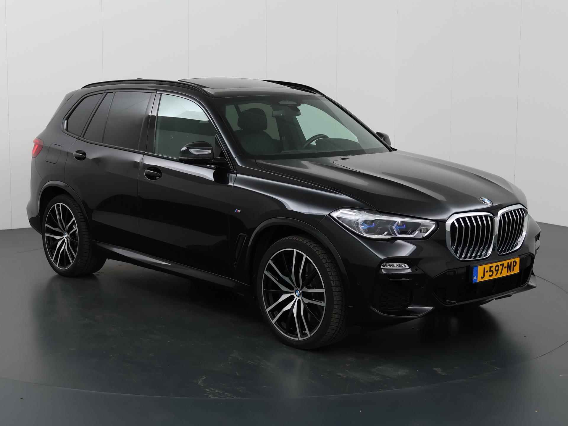 BMW X5 xDrive45e High Executive | M-Sport  | NL Auto | Laser Licht | Harman/Kardon | Comfortstoelen + Geheugen | Navigatie | Panoramadak | Luxe lederen bekleding | LED | DAB | CraftedClarity | 22" Lichtmetaal | HUD | - 24/56