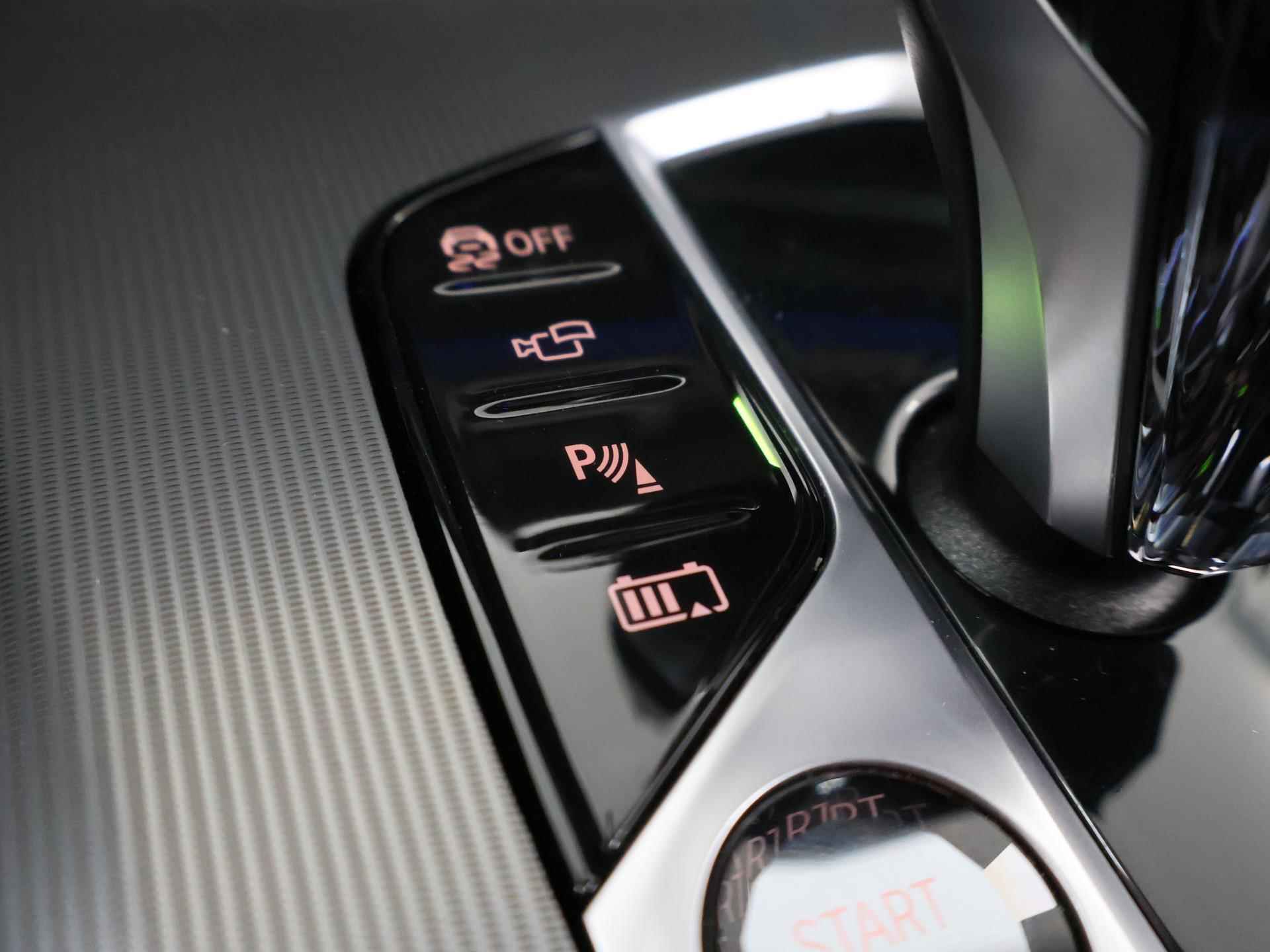 BMW X5 xDrive45e High Executive | M-Sport  | NL Auto | Laser Licht | Harman/Kardon | Comfortstoelen + Geheugen | Navigatie | Panoramadak | Luxe lederen bekleding | LED | DAB | CraftedClarity | 22" Lichtmetaal | HUD | - 30/56