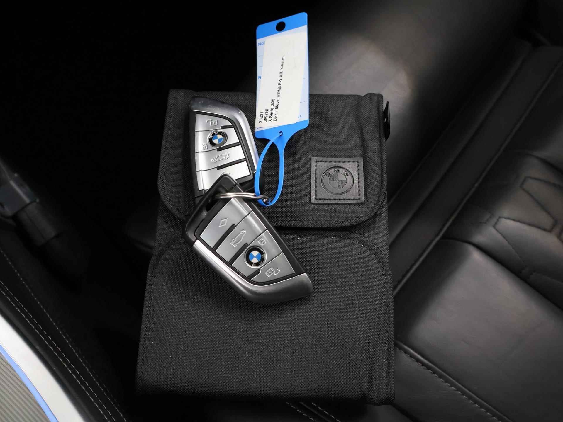 BMW X5 xDrive45e High Executive | M-Sport  | NL Auto | Laser Licht | Harman/Kardon | Comfortstoelen + Geheugen | Navigatie | Panoramadak | Luxe lederen bekleding | LED | DAB | CraftedClarity | 22" Lichtmetaal | HUD | - 32/56