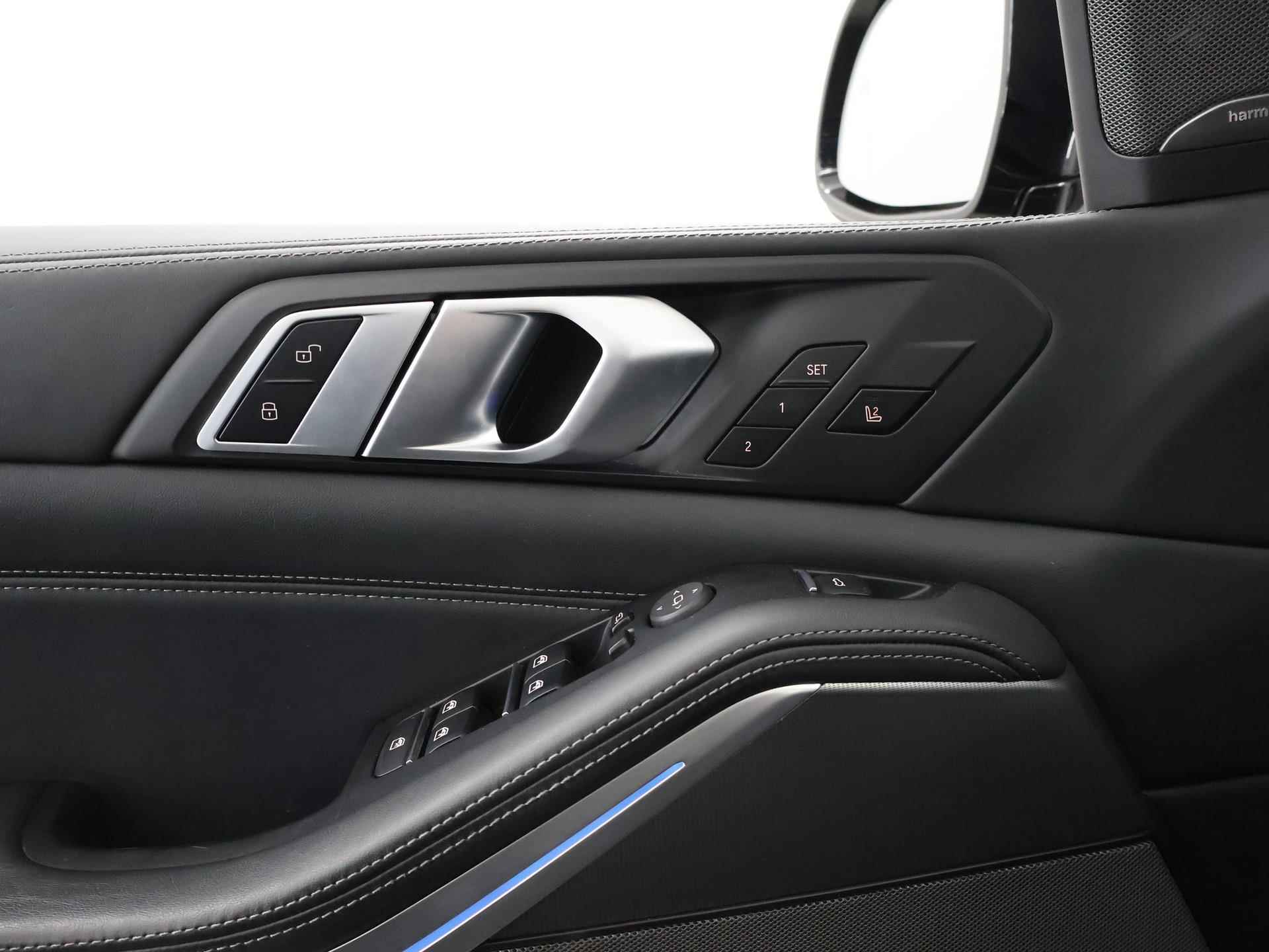 BMW X5 xDrive45e High Executive | M-Sport  | NL Auto | Laser Licht | Harman/Kardon | Comfortstoelen + Geheugen | Navigatie | Panoramadak | Luxe lederen bekleding | LED | DAB | CraftedClarity | 22" Lichtmetaal | HUD | - 40/56