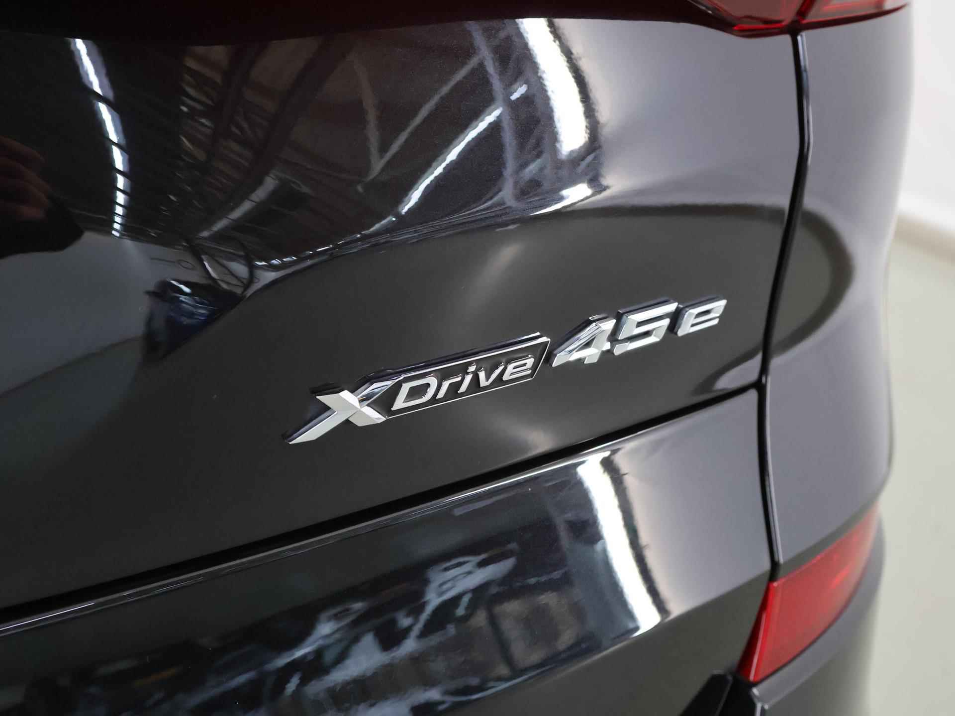 BMW X5 xDrive45e High Executive | M-Sport  | NL Auto | Laser Licht | Harman/Kardon | Comfortstoelen + Geheugen | Navigatie | Panoramadak | Luxe lederen bekleding | LED | DAB | CraftedClarity | 22" Lichtmetaal | HUD | - 49/56