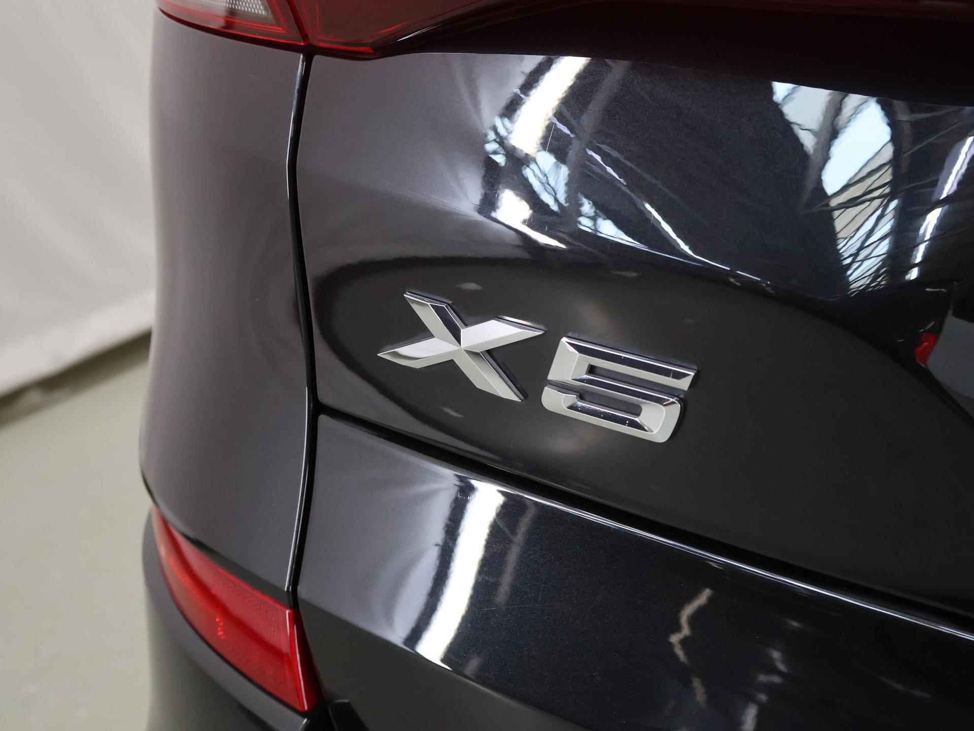 BMW X5 xDrive45e High Executive | M-Sport  | NL Auto | Laser Licht | Harman/Kardon | Comfortstoelen + Geheugen | Navigatie | Panoramadak | Luxe lederen bekleding | LED | DAB | CraftedClarity | 22" Lichtmetaal | HUD | - 50/56