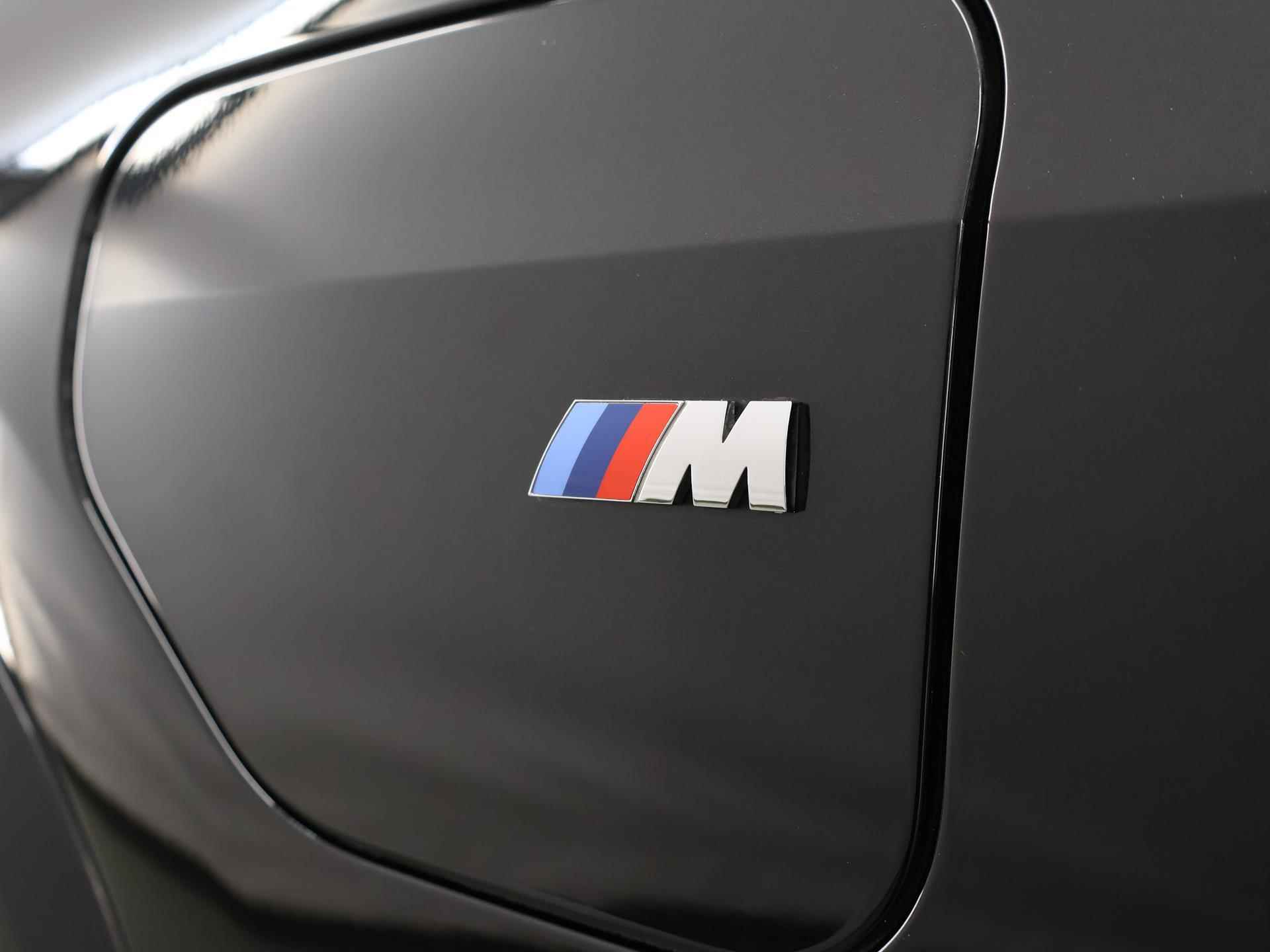 BMW X5 xDrive45e High Executive | M-Sport  | NL Auto | Laser Licht | Harman/Kardon | Comfortstoelen + Geheugen | Navigatie | Panoramadak | Luxe lederen bekleding | LED | DAB | CraftedClarity | 22" Lichtmetaal | HUD | - 51/56