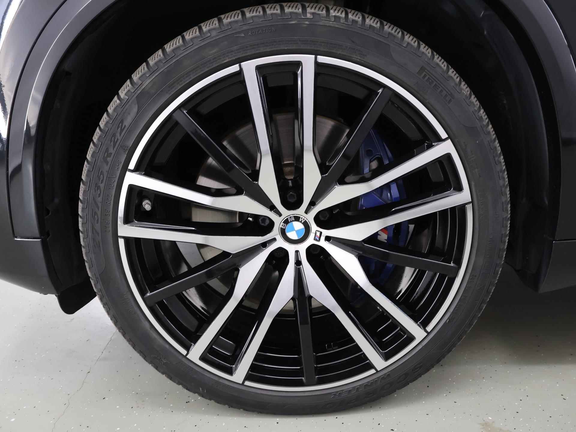 BMW X5 xDrive45e High Executive | M-Sport  | NL Auto | Laser Licht | Harman/Kardon | Comfortstoelen + Geheugen | Navigatie | Panoramadak | Luxe lederen bekleding | LED | DAB | CraftedClarity | 22" Lichtmetaal | HUD | - 53/56