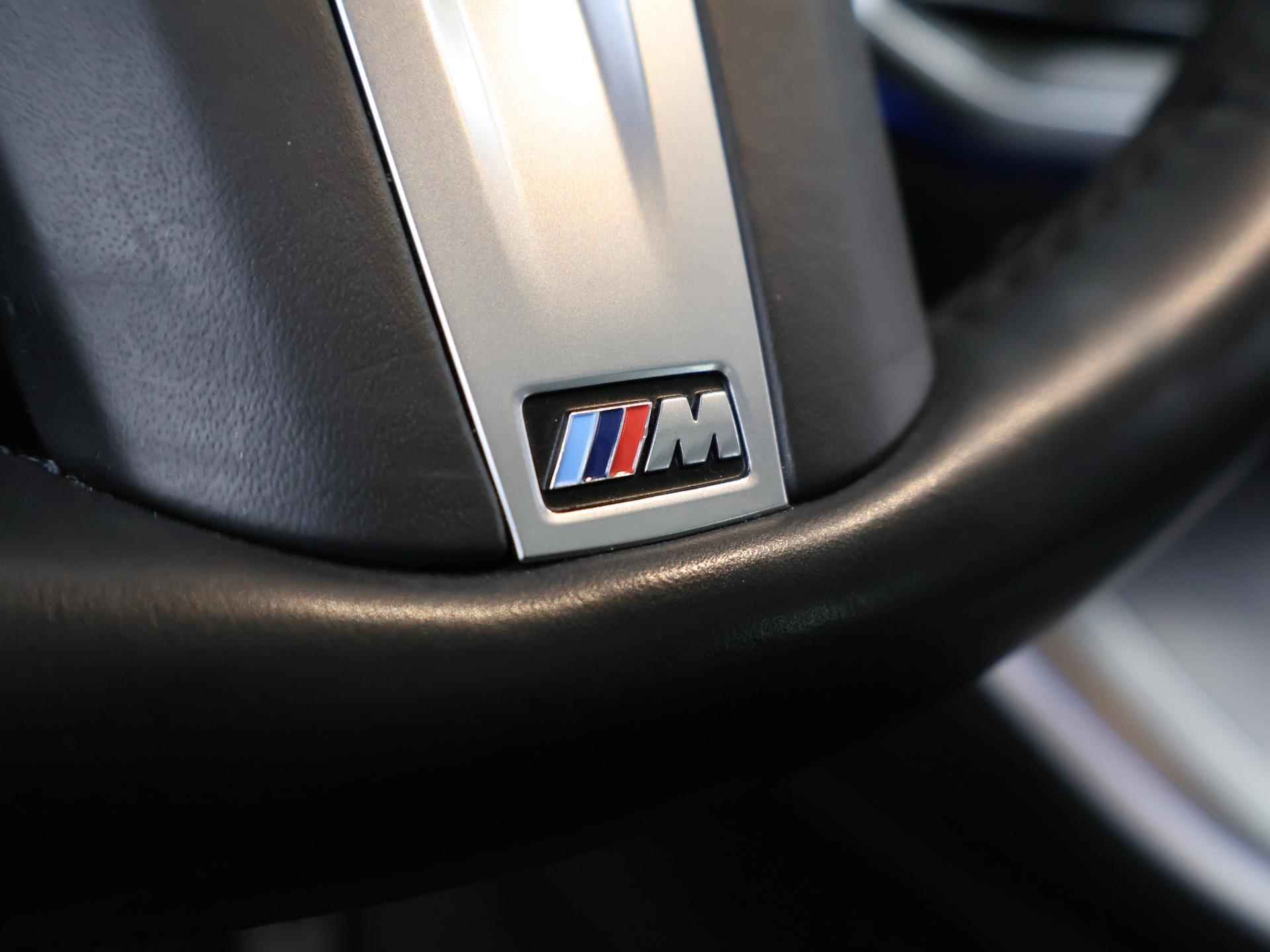 BMW X5 xDrive45e High Executive | M-Sport  | NL Auto | Laser Licht | Harman/Kardon | Comfortstoelen + Geheugen | Navigatie | Panoramadak | Luxe lederen bekleding | LED | DAB | CraftedClarity | 22" Lichtmetaal | HUD | - 54/56