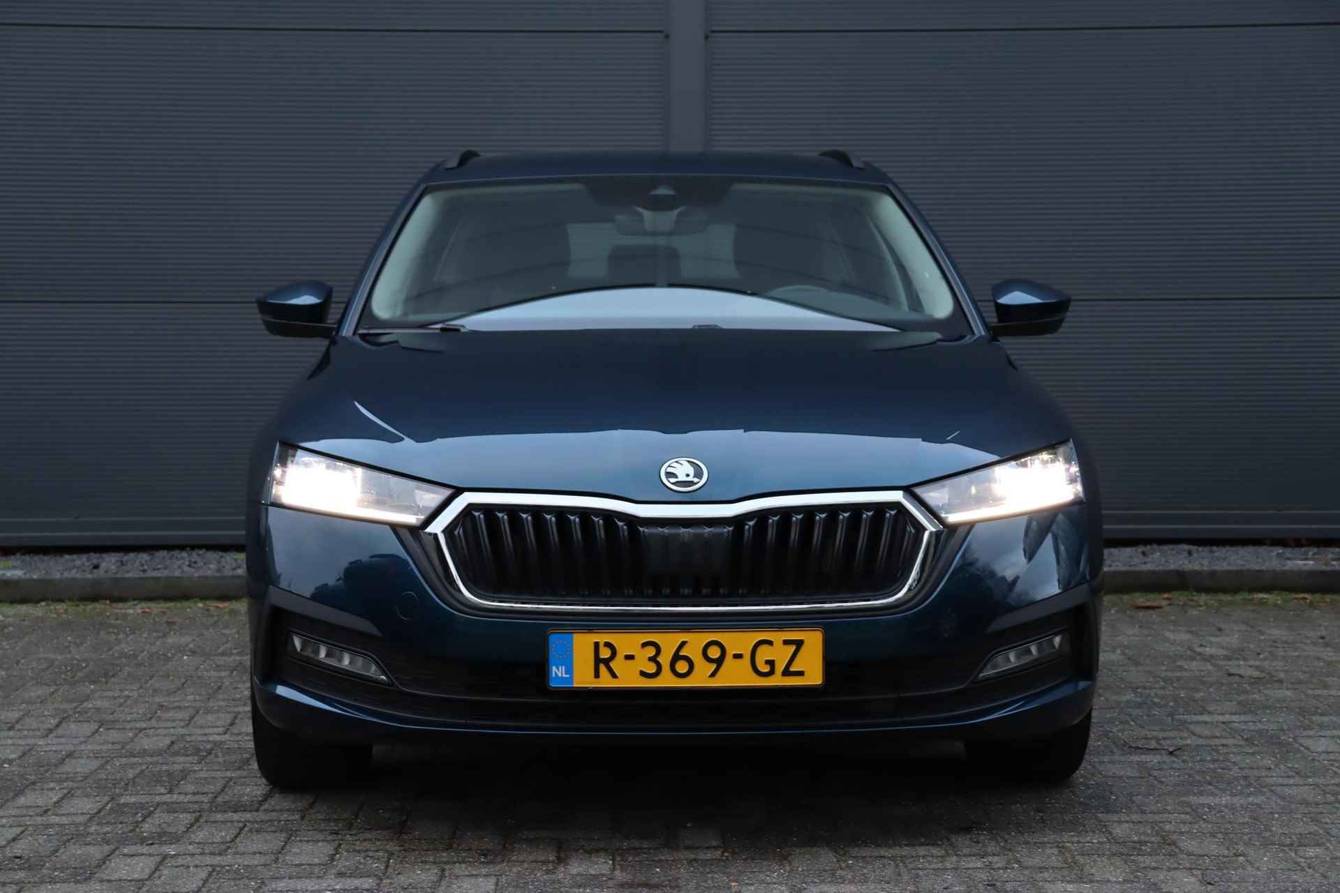 Skoda Octavia Combi 1.0 e-TSI Business Edition Automaat / Navigatie / Elektrische Achterklep - 2/39