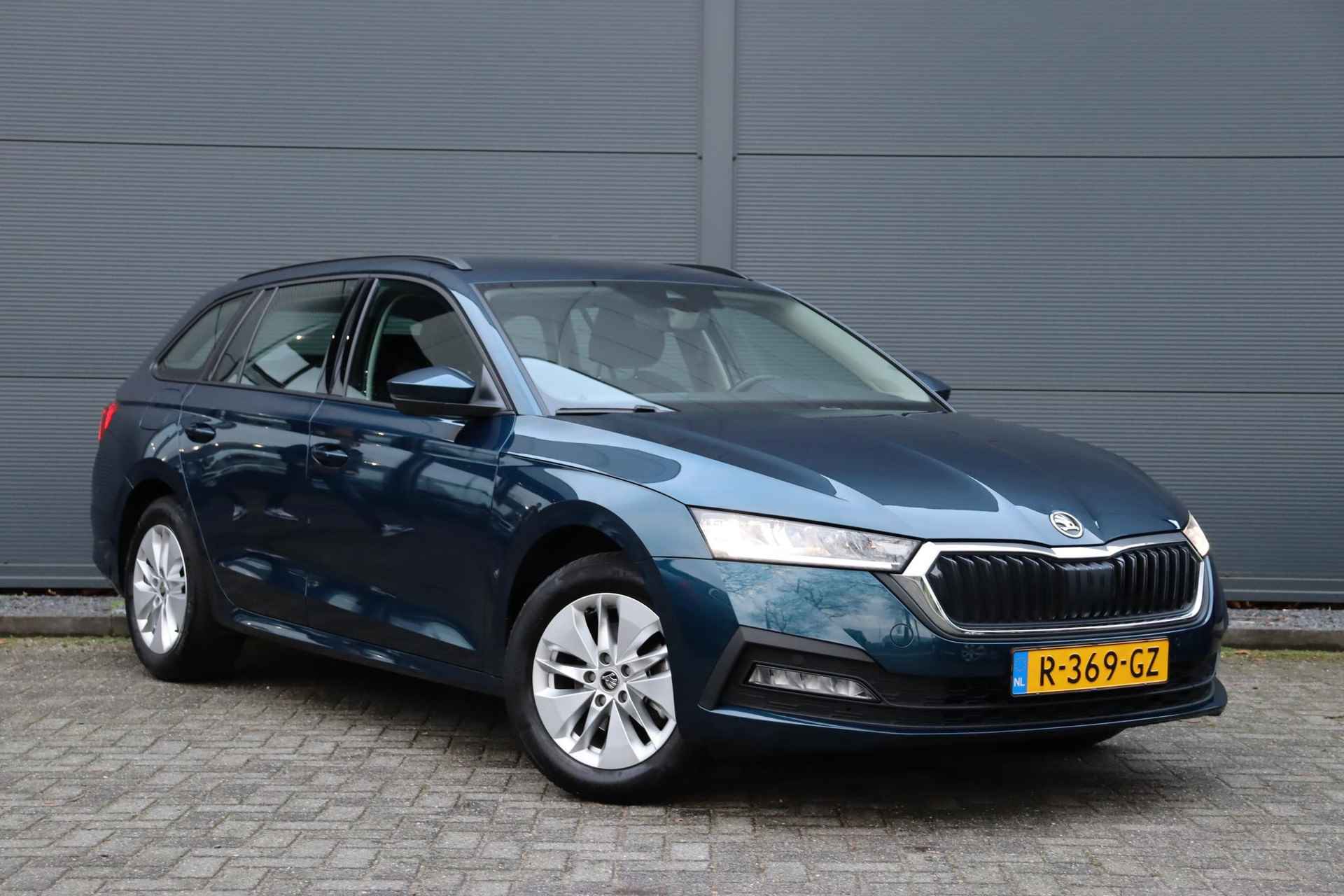 Skoda Octavia Combi 1.0 e-TSI Business Edition Automaat / Navigatie / Elektrische Achterklep - 3/39