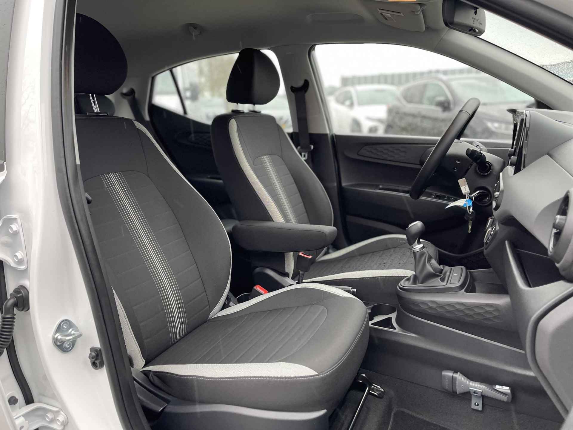 Hyundai i10 1.0 Comfort *NIEUW MODEL* | Apple Carplay/Android Auto | Camera | Cruise Control | Airco | Bluetooth Tel. | DAB | Rijklaarprijs! - 11/25