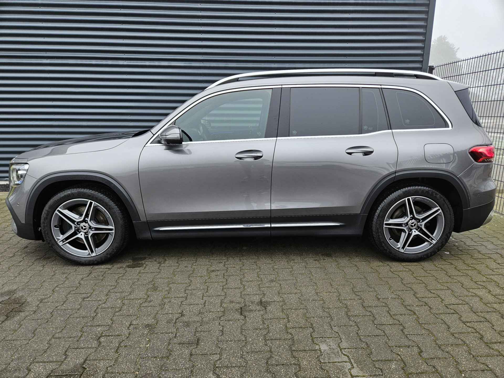 Mercedes-Benz GLB 250 4MATIC AMG 225pk Dealer O.H | Panodak | Trekhaak af Fabriek | 360 Camera | Widescreen Navi | Apple Carplay | Alcantara Sportstoelen Verwarmd | Sfeerverlichting | - 3/19