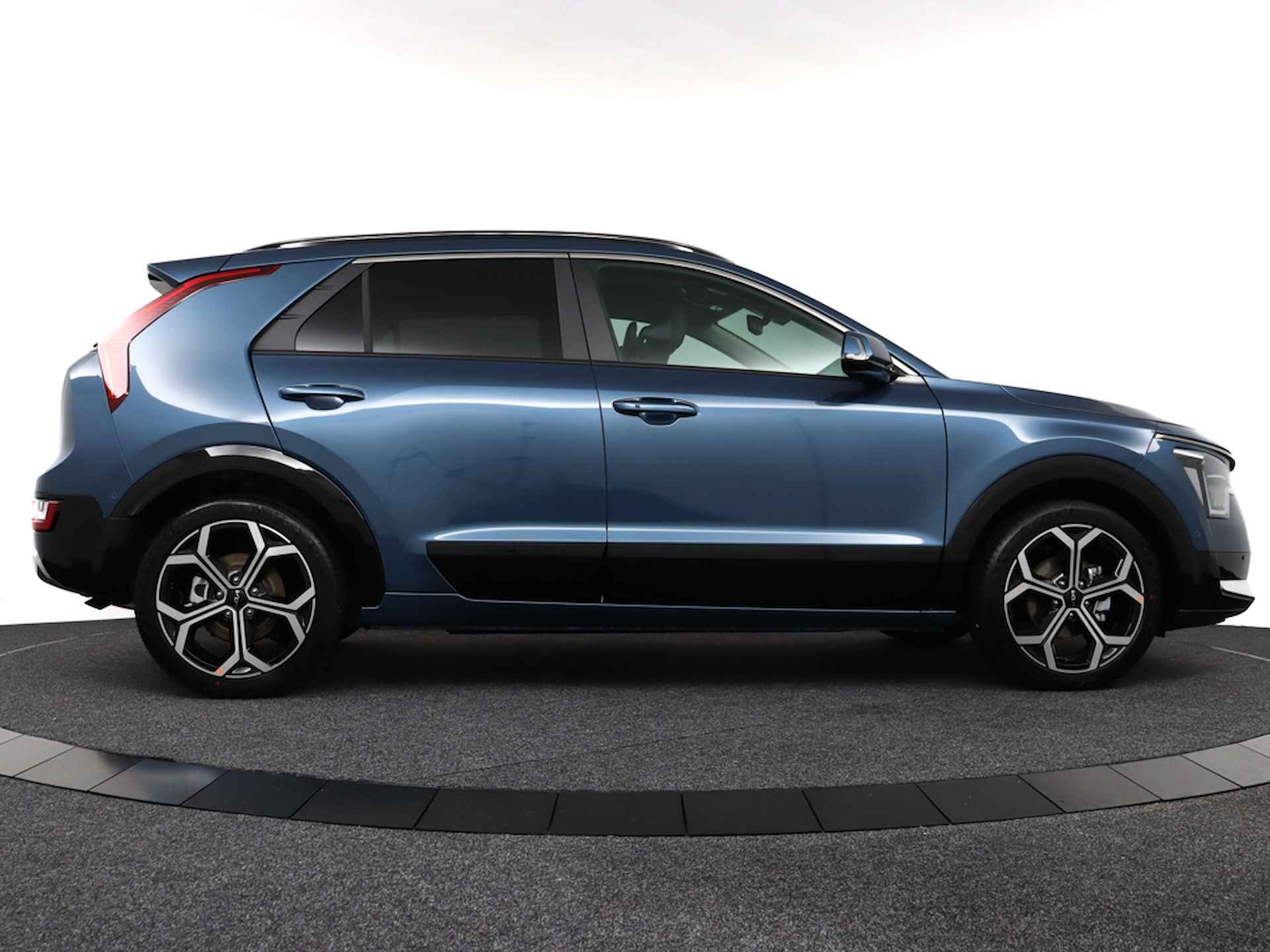 Kia Niro 1.6 GDi Hybrid ExecutiveLine - Direct leverbaar - Luxe uitvoering - Stoel-/stuurverwarming - Memory seats - Airco - Fabrieksgarantie tot 03-2032 - 10/50