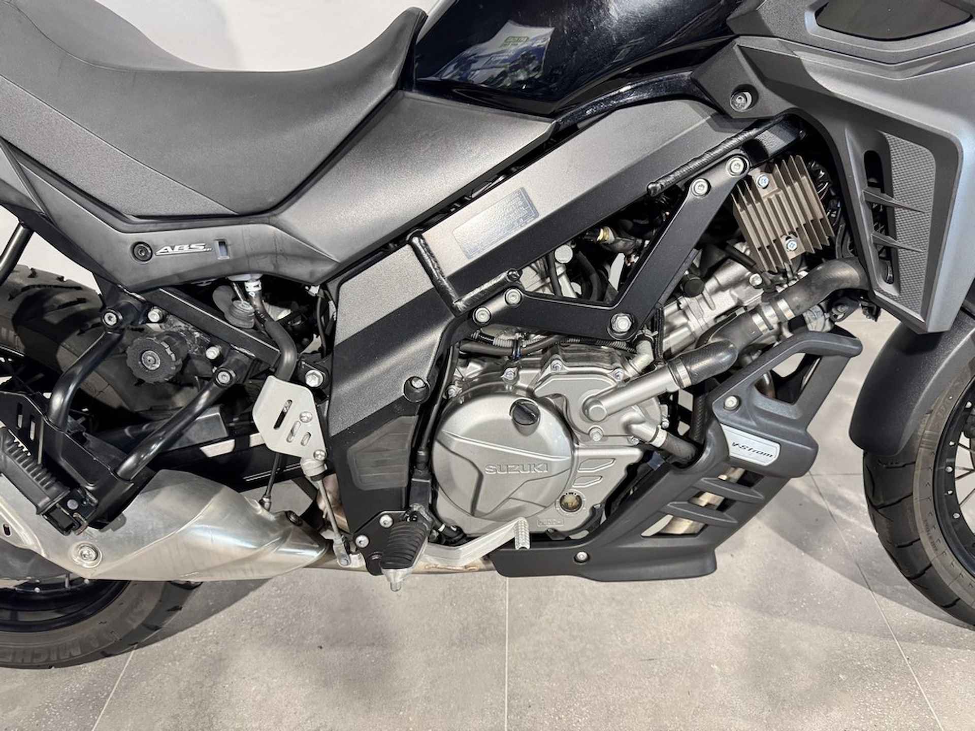 Suzuki DL 650 ABS V STROM - 4/9