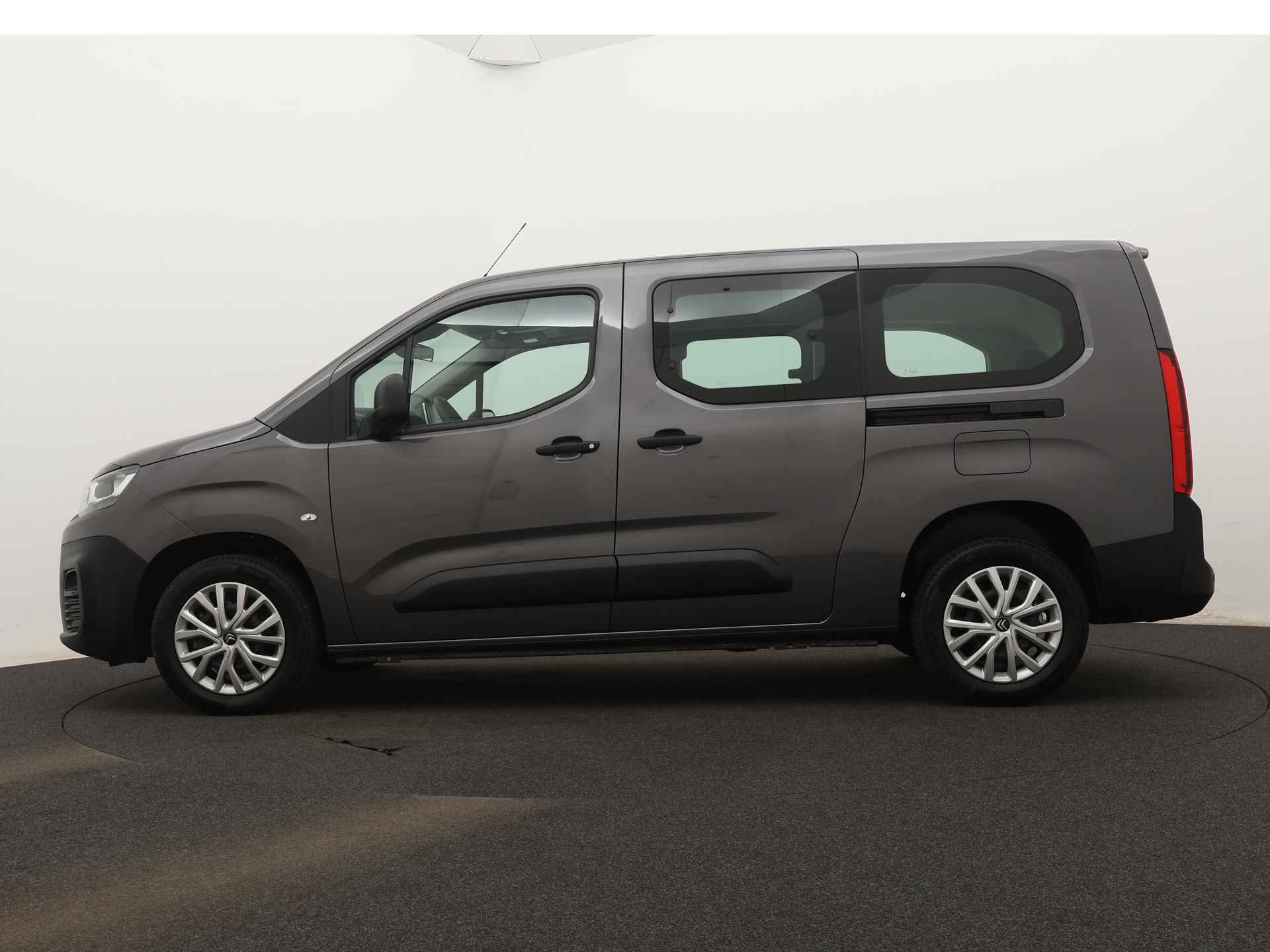 Citroën Berlingo XL 1.2 PureTech Shine 7p. Ingepland voor nieuwe bodemverlaging t.b.v. rolstoelvervoer (Prijs incl. bodemverlaging) - 4/37