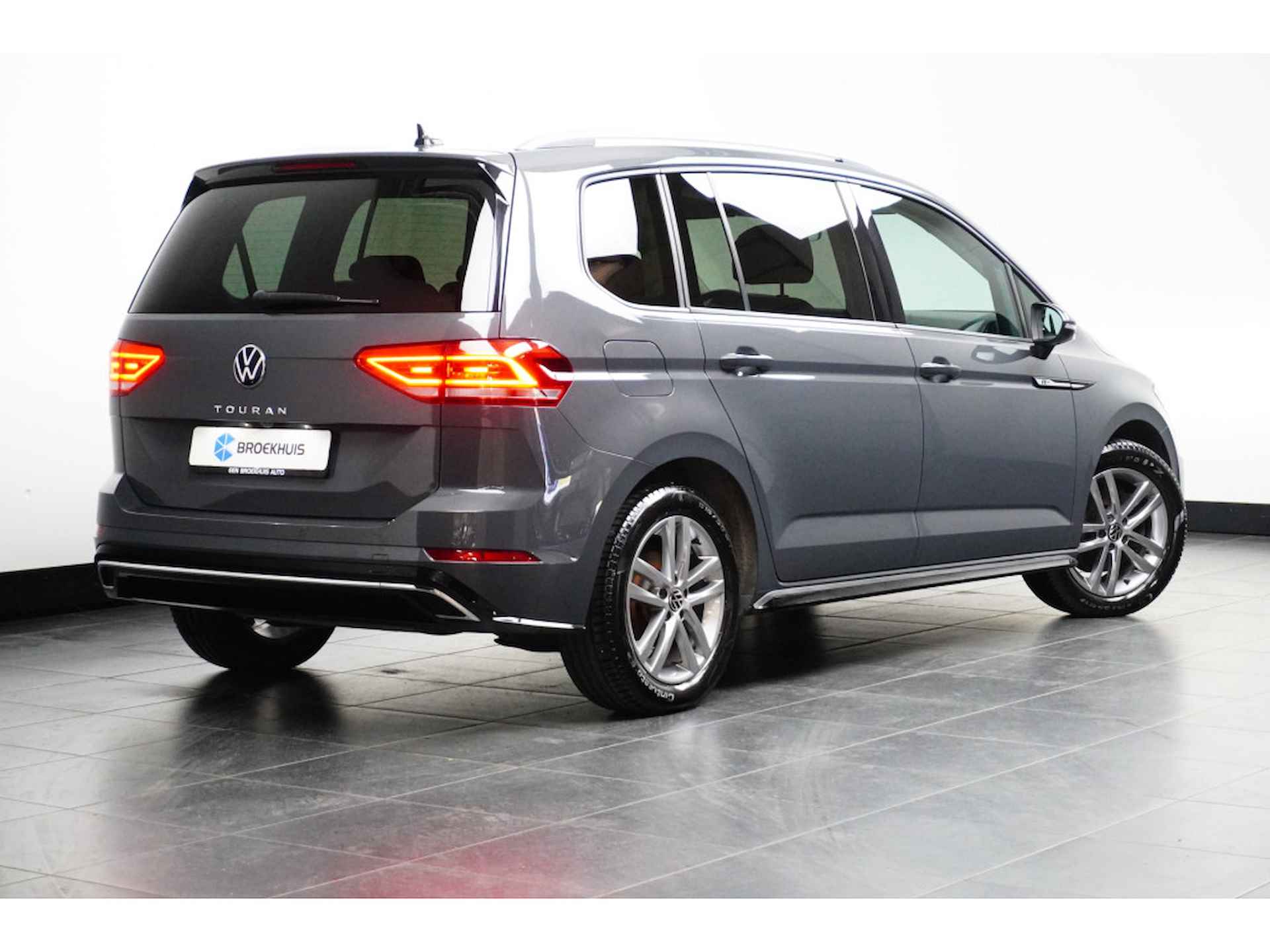 Volkswagen Touran 1.5 TSI 150 pk R-line 7p 7-DSG | Trekhaak | Standkachel | A-uitrij camera | - 5/28