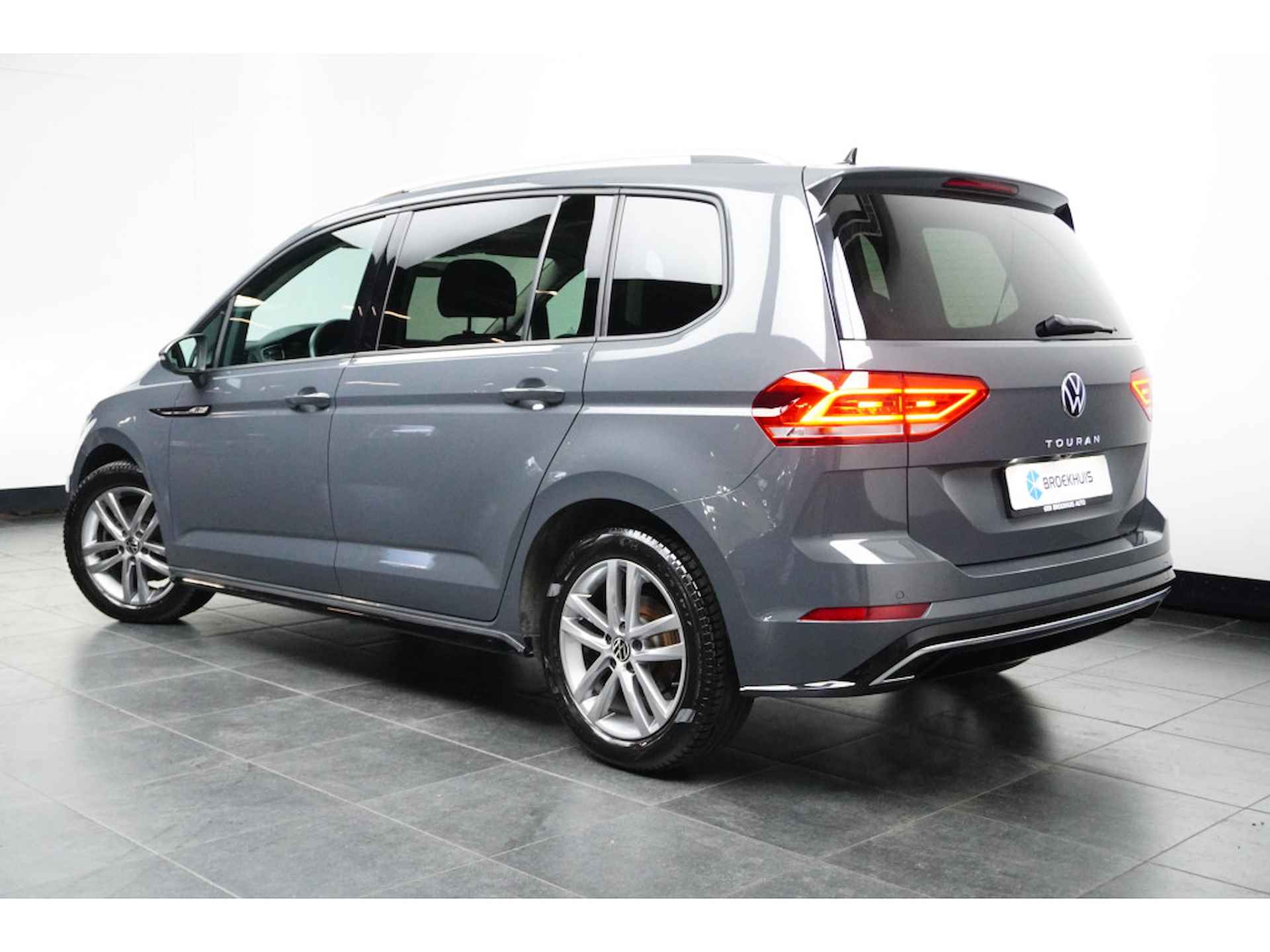 Volkswagen Touran 1.5 TSI 150 pk R-line 7p 7-DSG | Trekhaak | Standkachel | A-uitrij camera | - 6/28