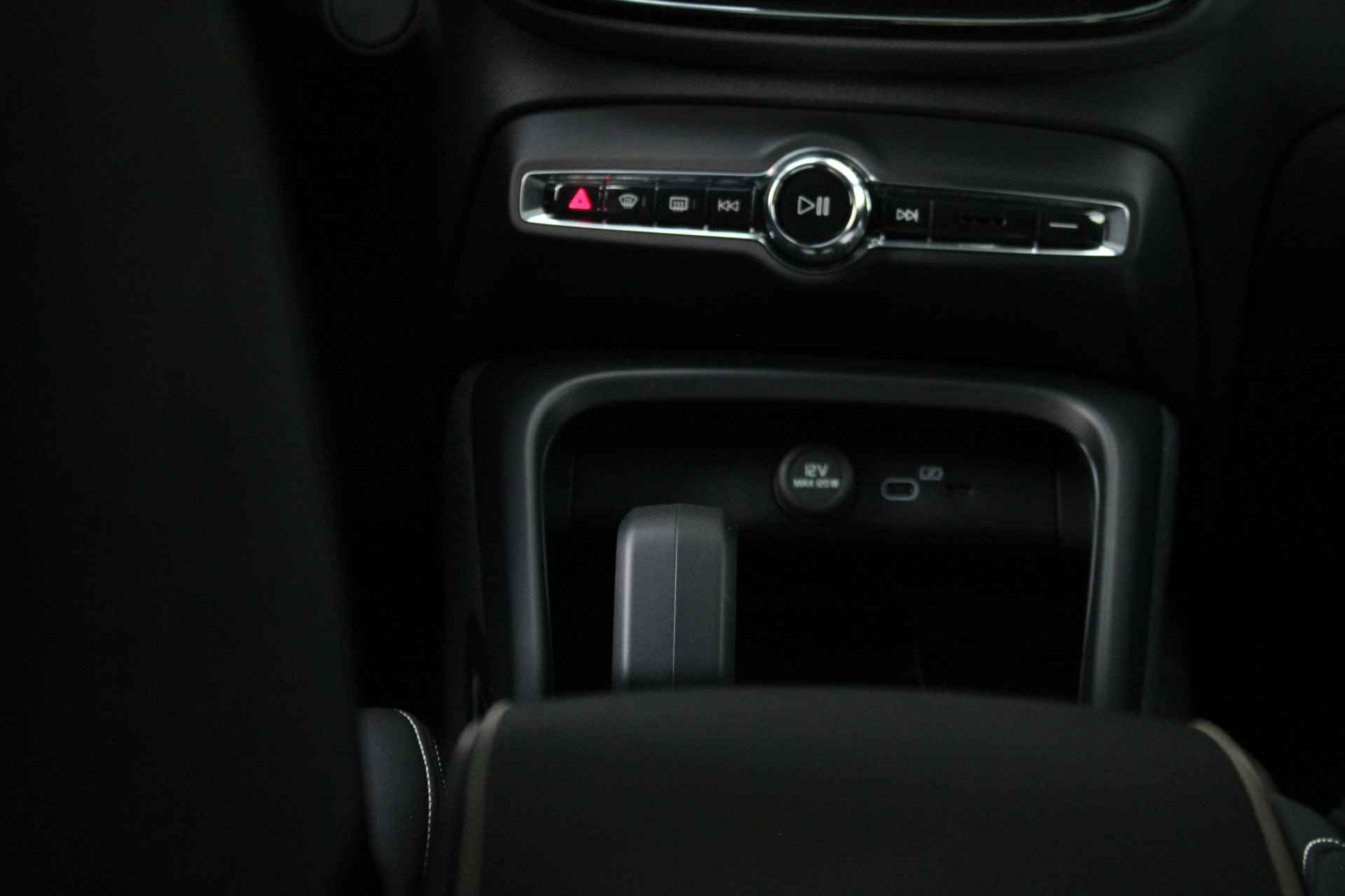 Volvo C40 Single Motor Plus | Warmtepomp | Adaptive Cruise | 20-inch | Camera | Mircotech-Nubuck | Stuur/Stoelverwarming - 24/37
