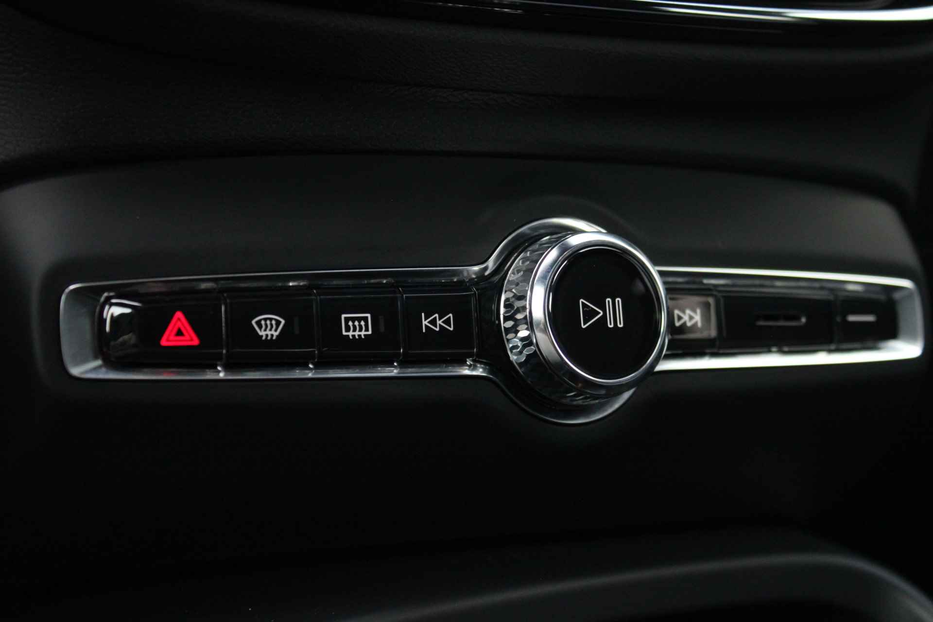 Volvo C40 Single Motor Plus | Warmtepomp | Adaptive Cruise | 20-inch | Camera | Mircotech-Nubuck | Stuur/Stoelverwarming - 25/37