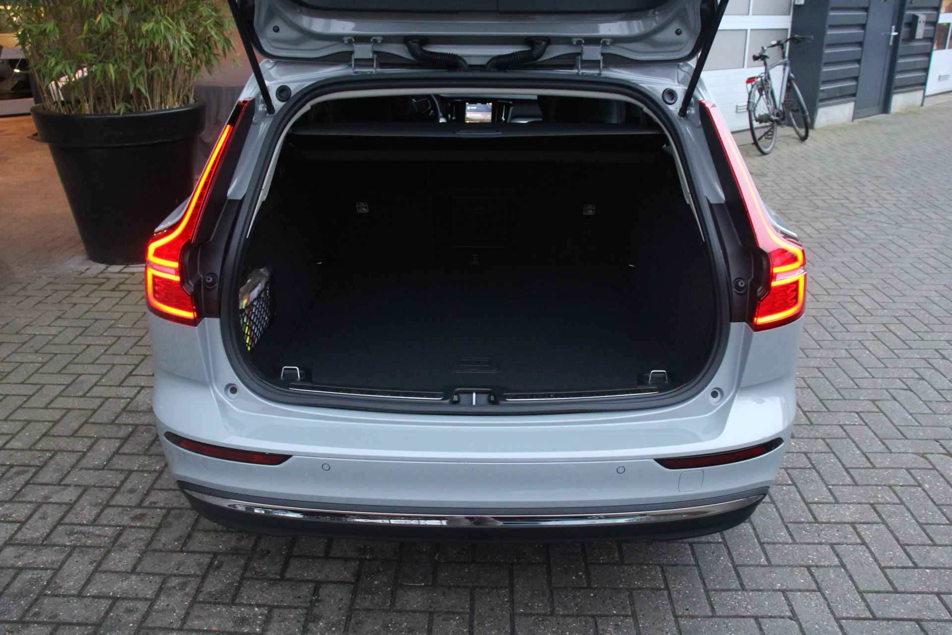 Volvo V60 T6 Plug-in hybrid 350pk AWD Essential Edition | Camera | Google Navigatie | Standverwarming | Nieuwe auto! - 8/13