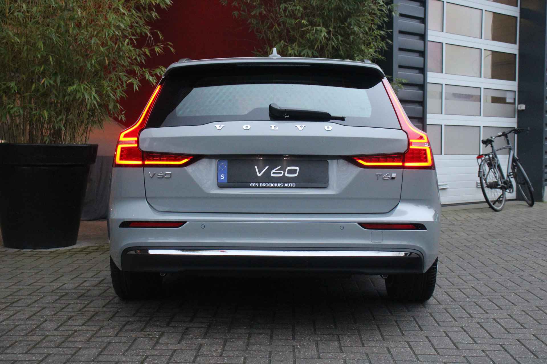 Volvo V60 T6 Plug-in hybrid 350pk AWD Essential Edition | Camera | Google Navigatie | Standverwarming | Nieuwe auto! - 10/13