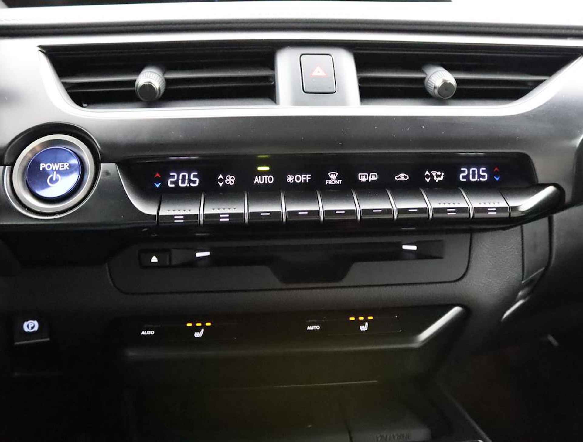 Lexus UX 250h Luxury Line | Blind Spot Monitor | Stoelverwarming | Parkeersensoren | Navigatie | - 7/61