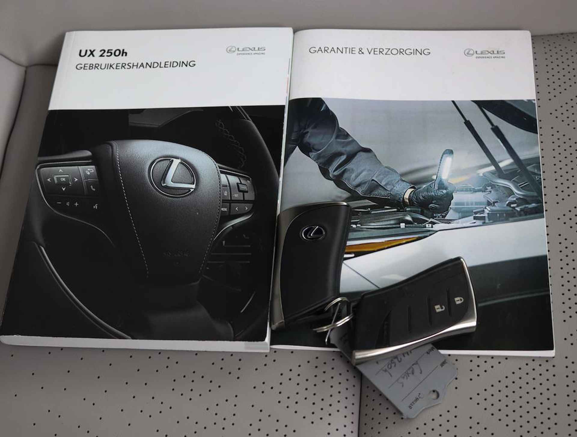Lexus UX 250h Luxury Line | Blind Spot Monitor | Stoelverwarming | Parkeersensoren | Navigatie | - 11/61