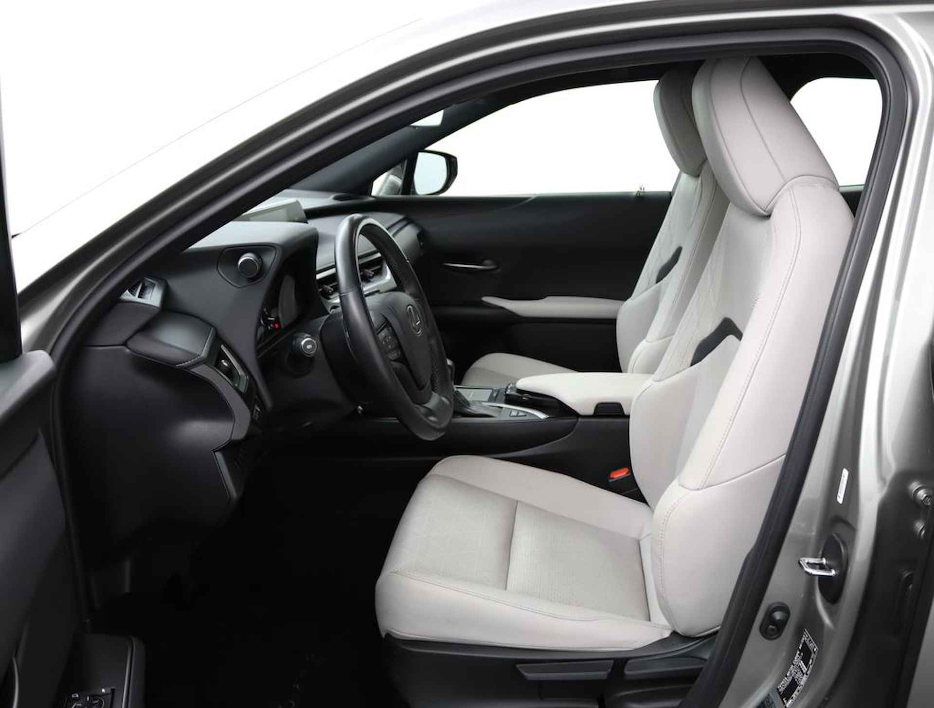 Lexus UX 250h Luxury Line | Blind Spot Monitor | Stoelverwarming | Parkeersensoren | Navigatie | - 17/61