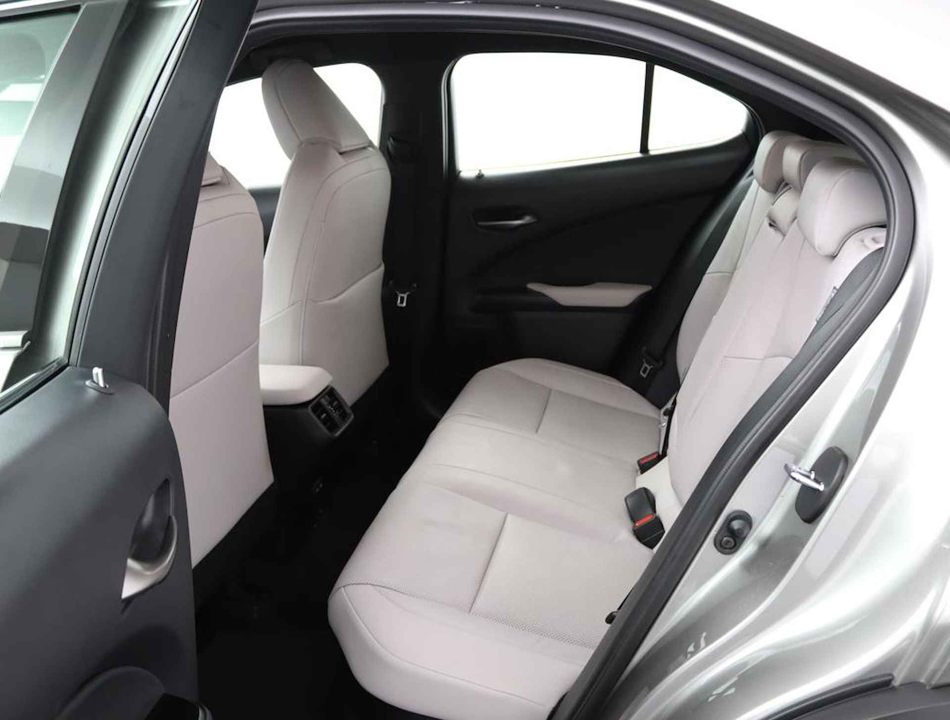 Lexus UX 250h Luxury Line | Blind Spot Monitor | Stoelverwarming | Parkeersensoren | Navigatie | - 18/61