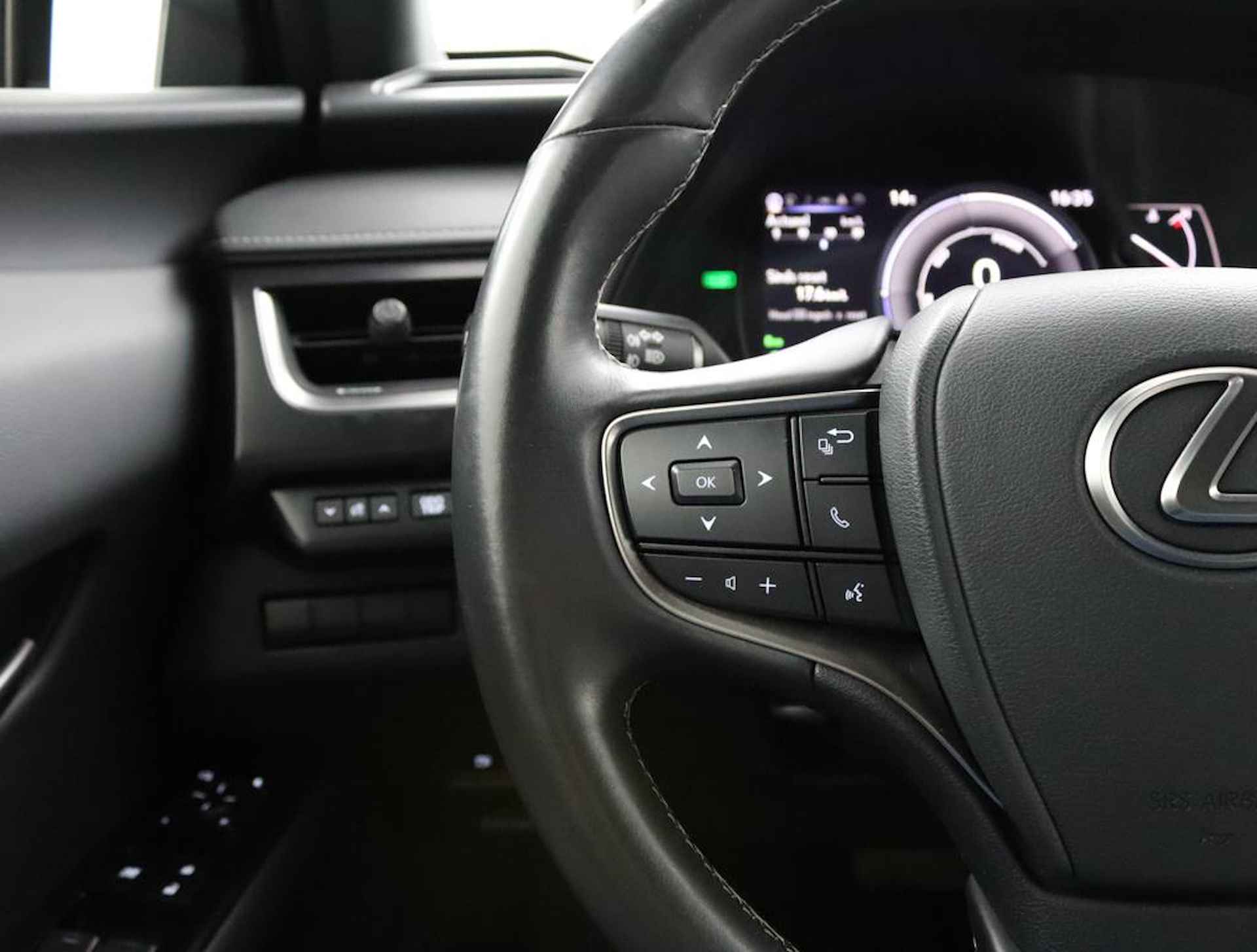 Lexus UX 250h Luxury Line | Blind Spot Monitor | Stoelverwarming | Parkeersensoren | Navigatie | - 19/61