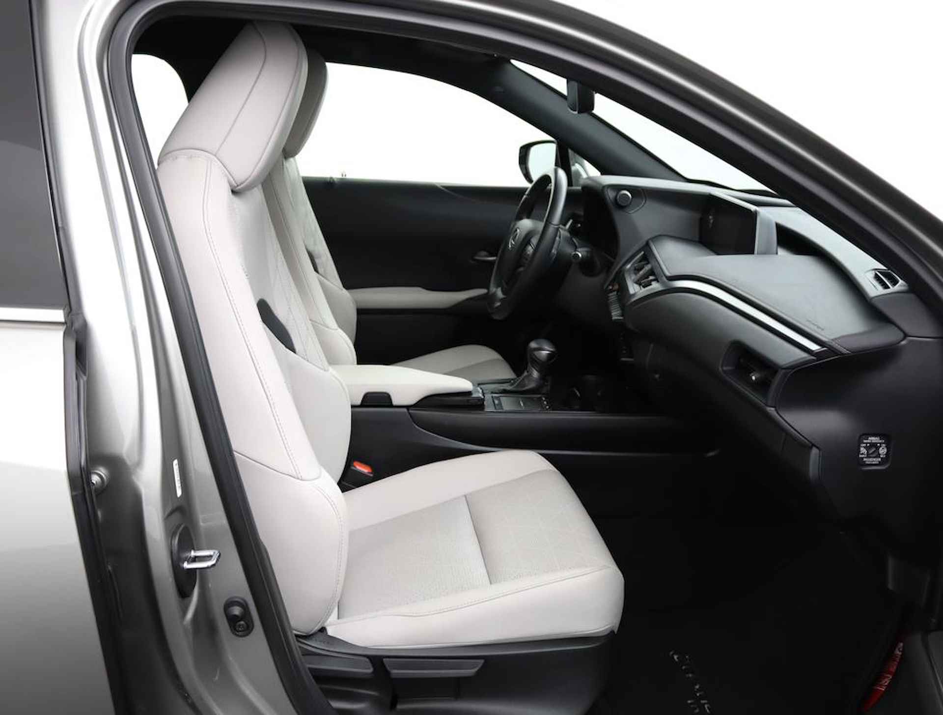 Lexus UX 250h Luxury Line | Blind Spot Monitor | Stoelverwarming | Parkeersensoren | Navigatie | - 22/61