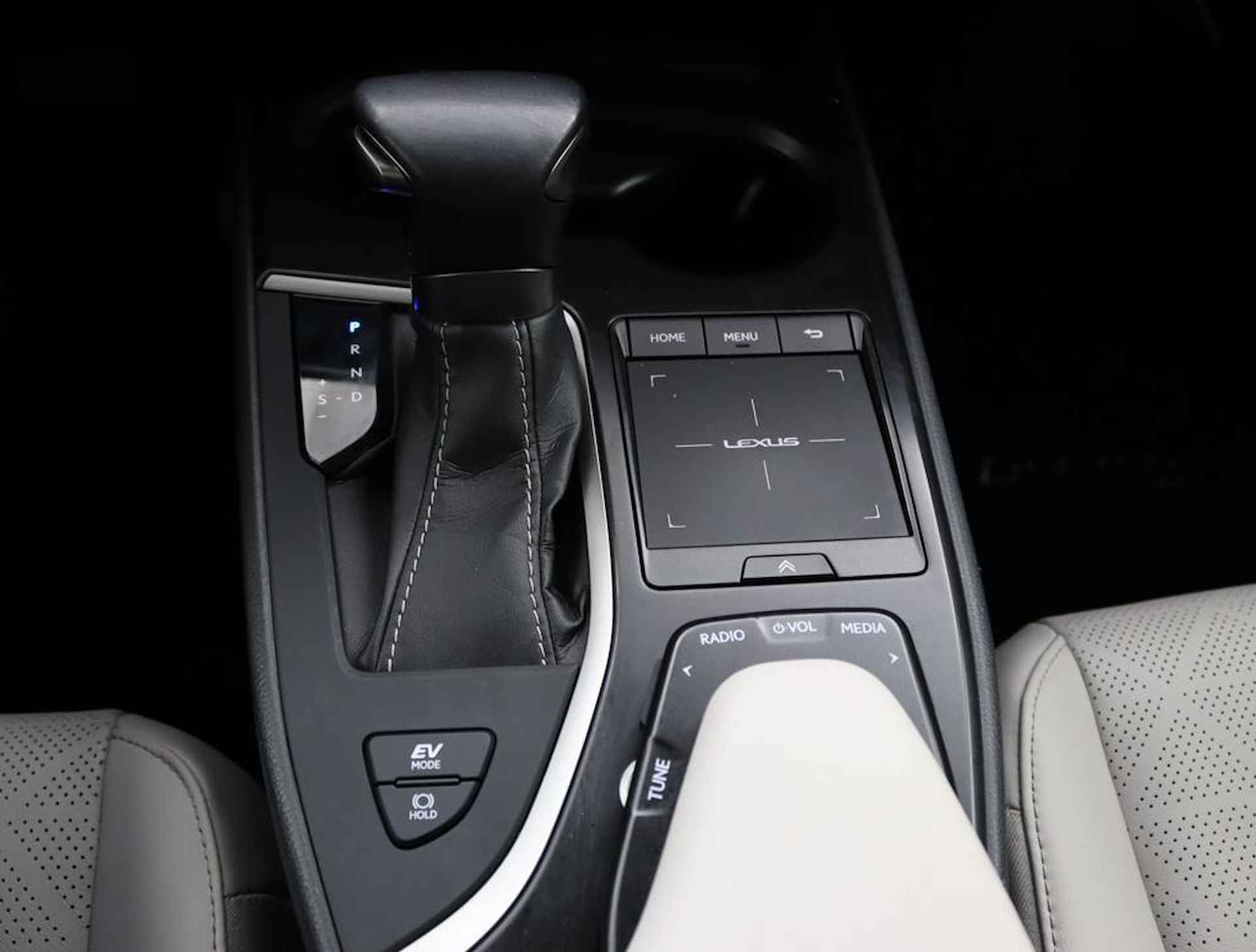 Lexus UX 250h Luxury Line | Blind Spot Monitor | Stoelverwarming | Parkeersensoren | Navigatie | - 26/61