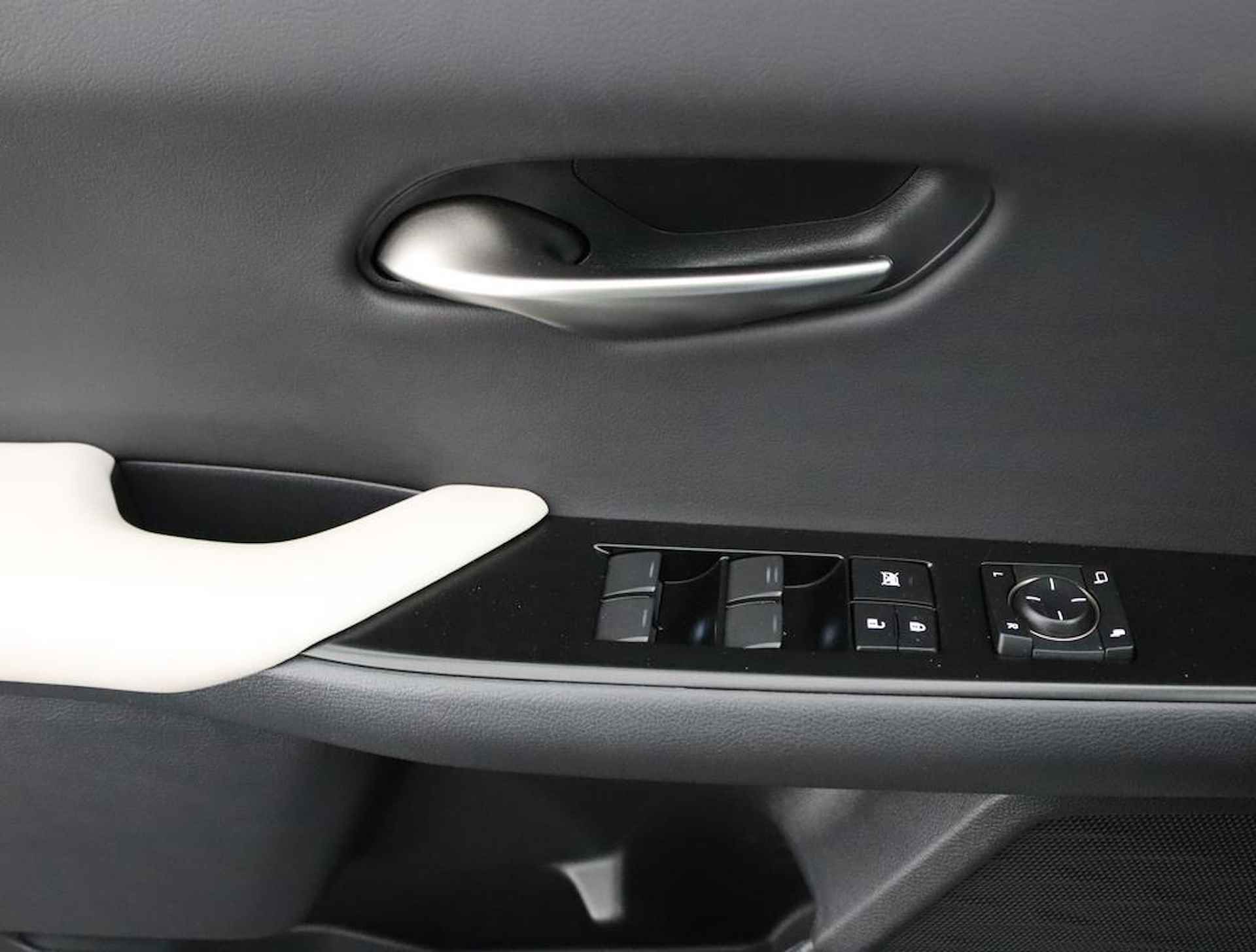 Lexus UX 250h Luxury Line | Blind Spot Monitor | Stoelverwarming | Parkeersensoren | Navigatie | - 28/61