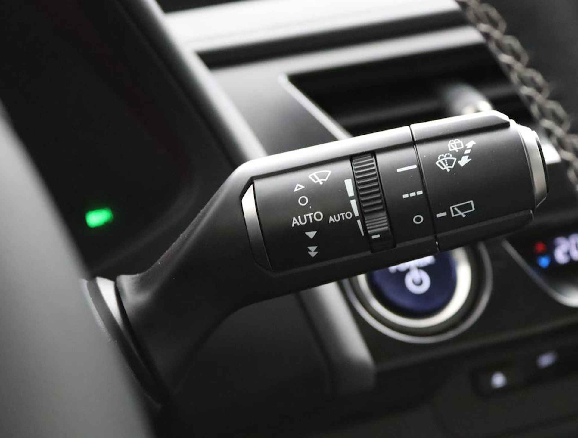 Lexus UX 250h Luxury Line | Blind Spot Monitor | Stoelverwarming | Parkeersensoren | Navigatie | - 31/61