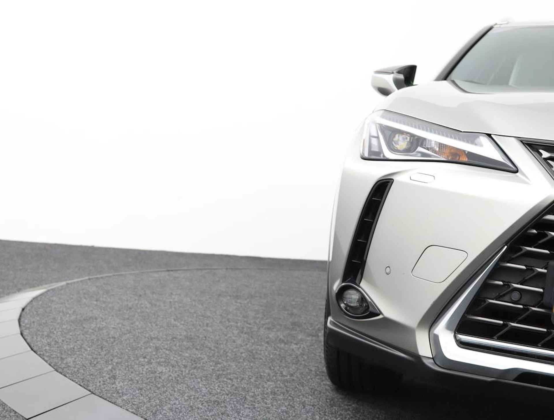 Lexus UX 250h Luxury Line | Blind Spot Monitor | Stoelverwarming | Parkeersensoren | Navigatie | - 35/61