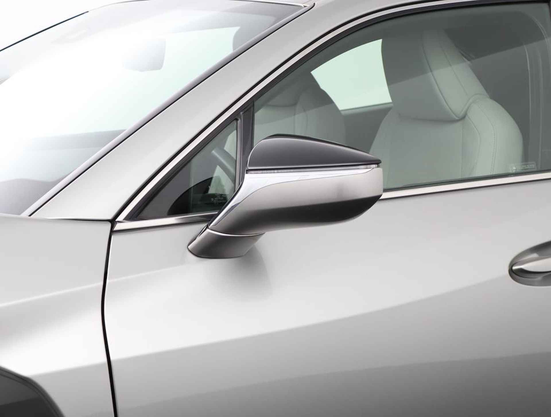 Lexus UX 250h Luxury Line | Blind Spot Monitor | Stoelverwarming | Parkeersensoren | Navigatie | - 36/61