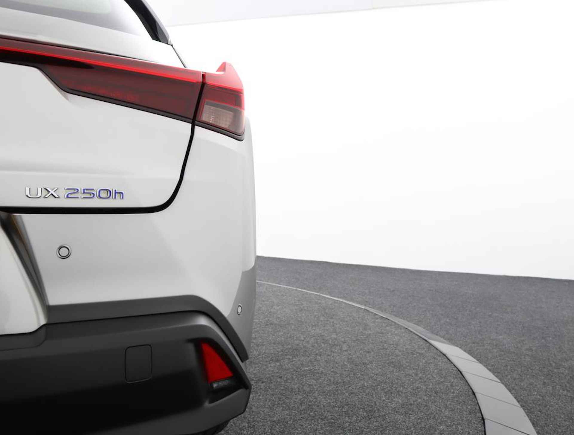 Lexus UX 250h Luxury Line | Blind Spot Monitor | Stoelverwarming | Parkeersensoren | Navigatie | - 39/61