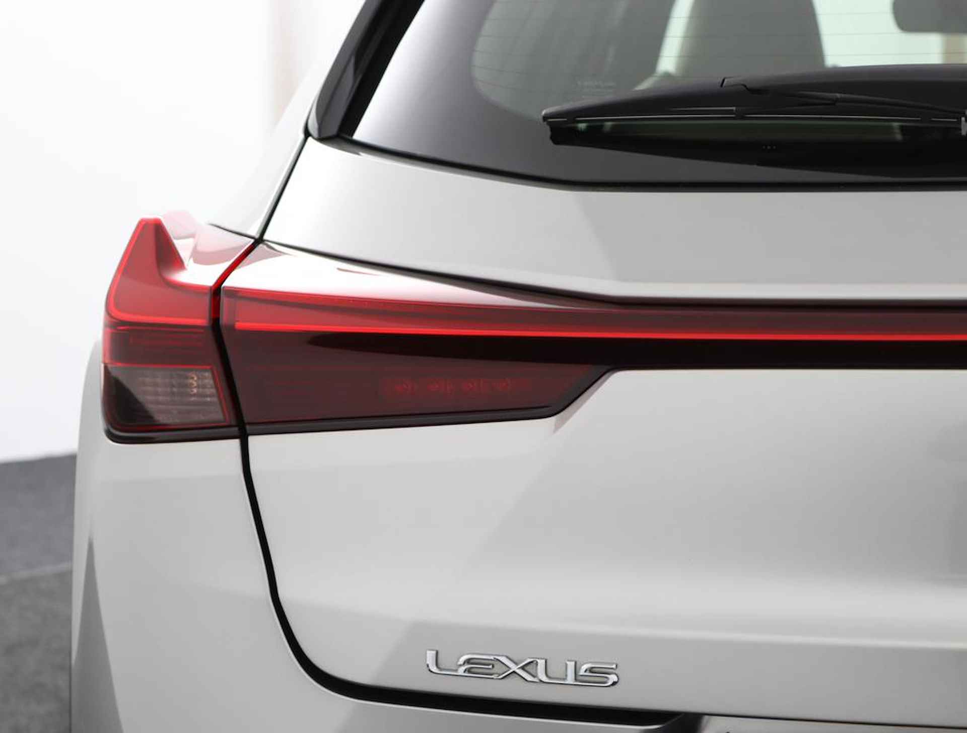 Lexus UX 250h Luxury Line | Blind Spot Monitor | Stoelverwarming | Parkeersensoren | Navigatie | - 41/61