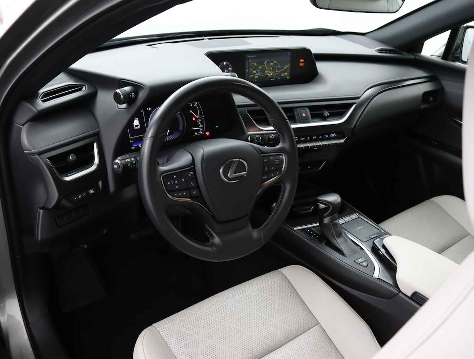 Lexus UX 250h Luxury Line | Blind Spot Monitor | Stoelverwarming | Parkeersensoren | Navigatie | - 44/61