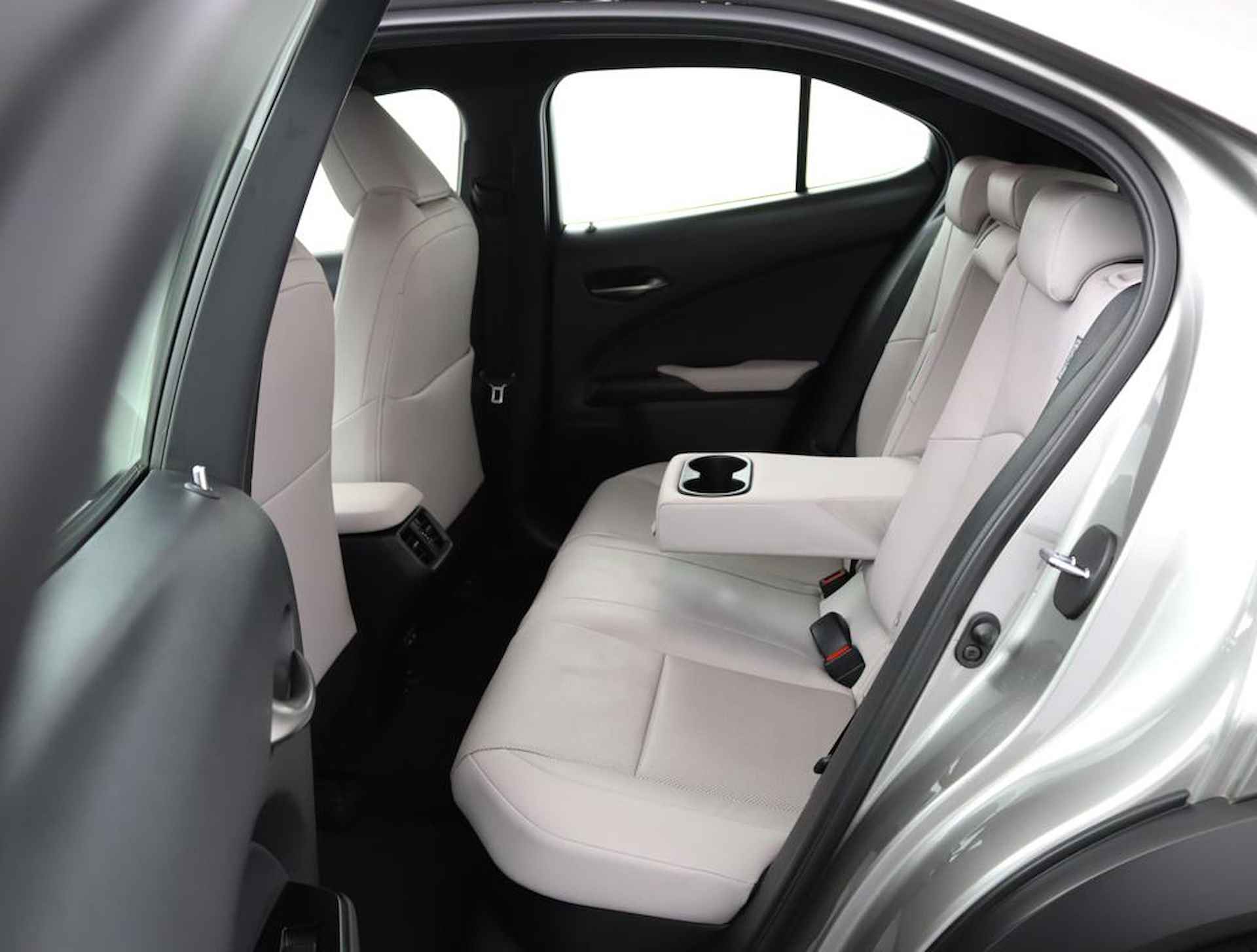 Lexus UX 250h Luxury Line | Blind Spot Monitor | Stoelverwarming | Parkeersensoren | Navigatie | - 45/61