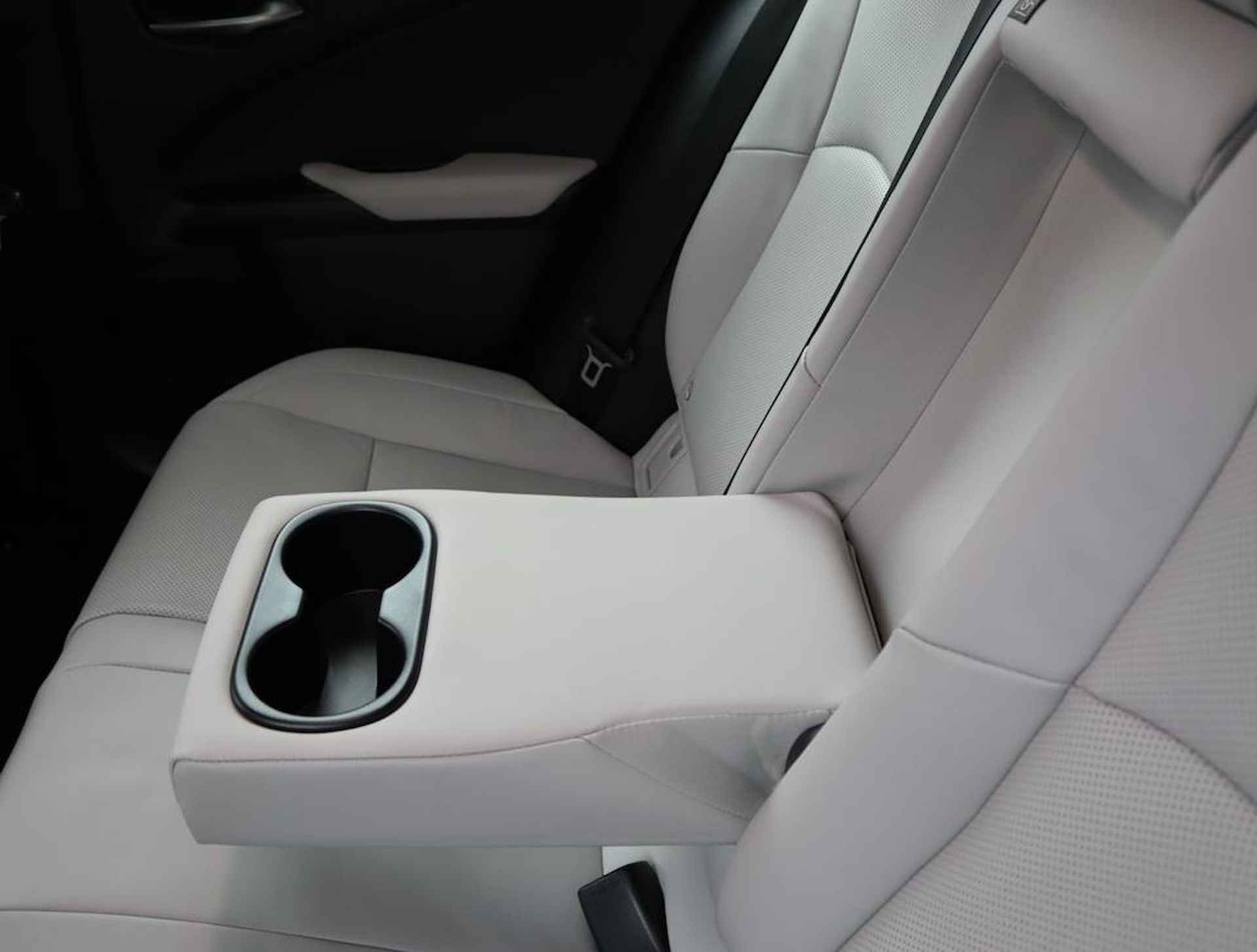 Lexus UX 250h Luxury Line | Blind Spot Monitor | Stoelverwarming | Parkeersensoren | Navigatie | - 46/61