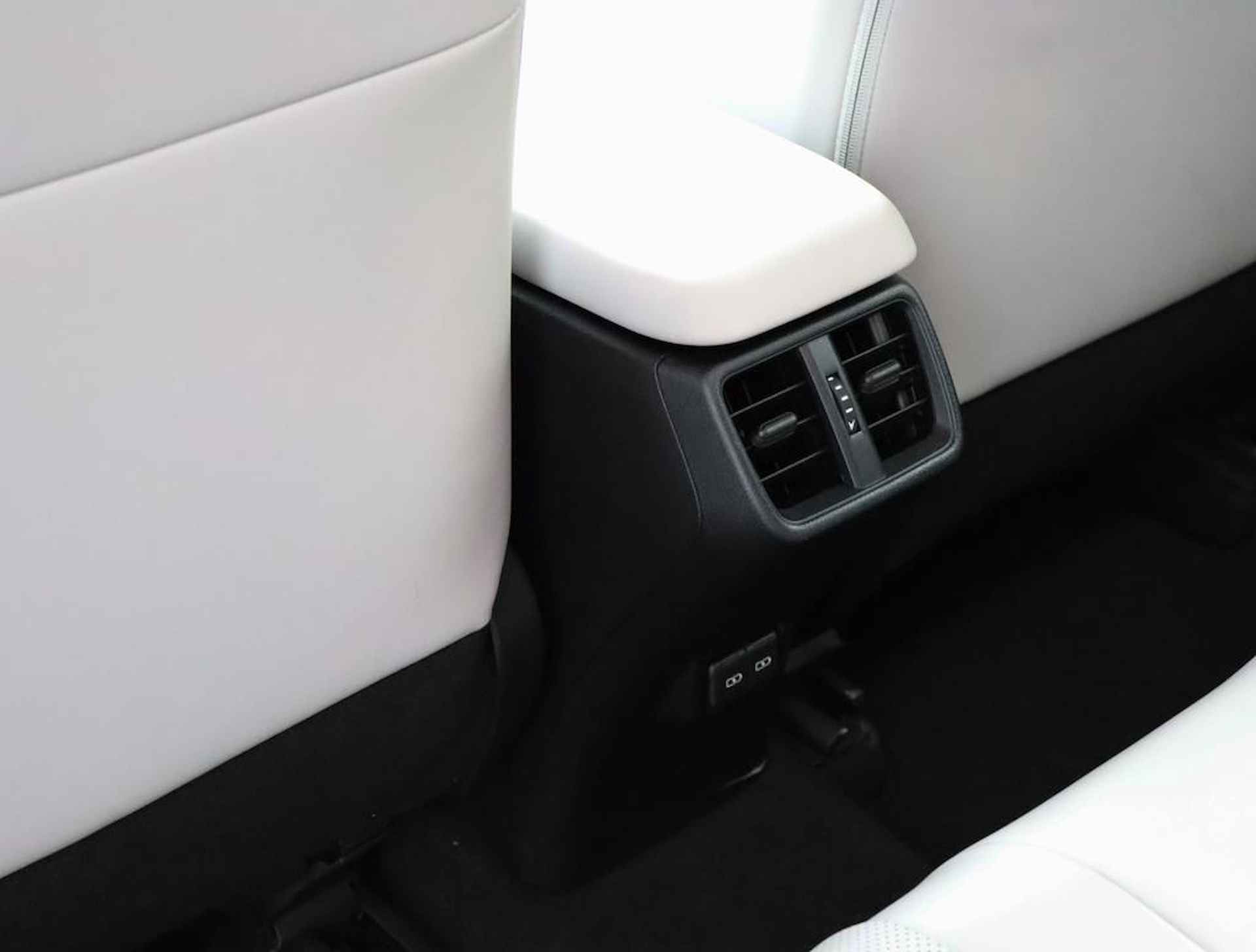 Lexus UX 250h Luxury Line | Blind Spot Monitor | Stoelverwarming | Parkeersensoren | Navigatie | - 47/61