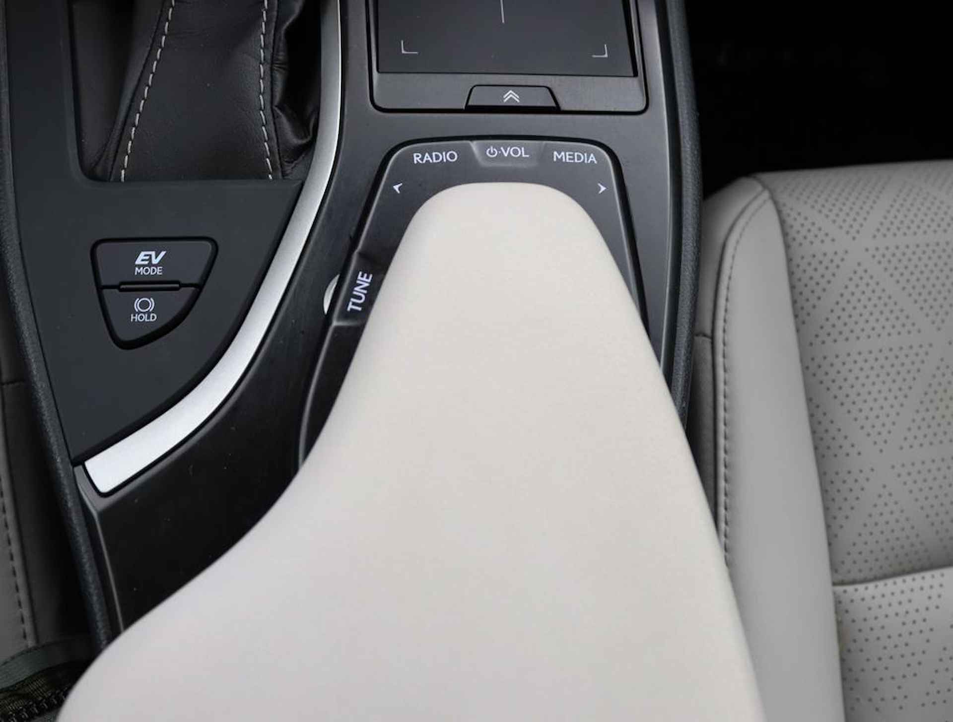 Lexus UX 250h Luxury Line | Blind Spot Monitor | Stoelverwarming | Parkeersensoren | Navigatie | - 52/61