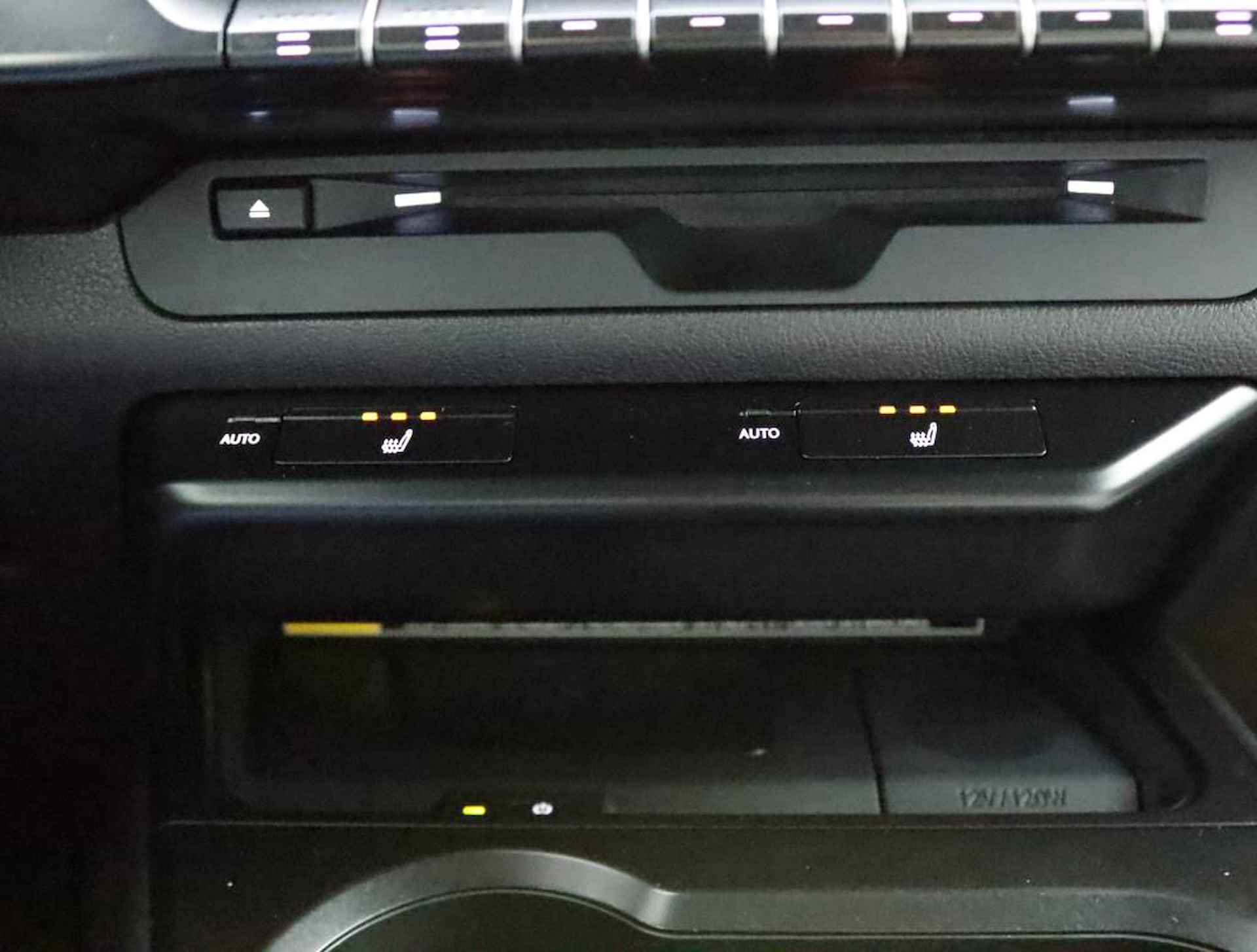 Lexus UX 250h Luxury Line | Blind Spot Monitor | Stoelverwarming | Parkeersensoren | Navigatie | - 53/61