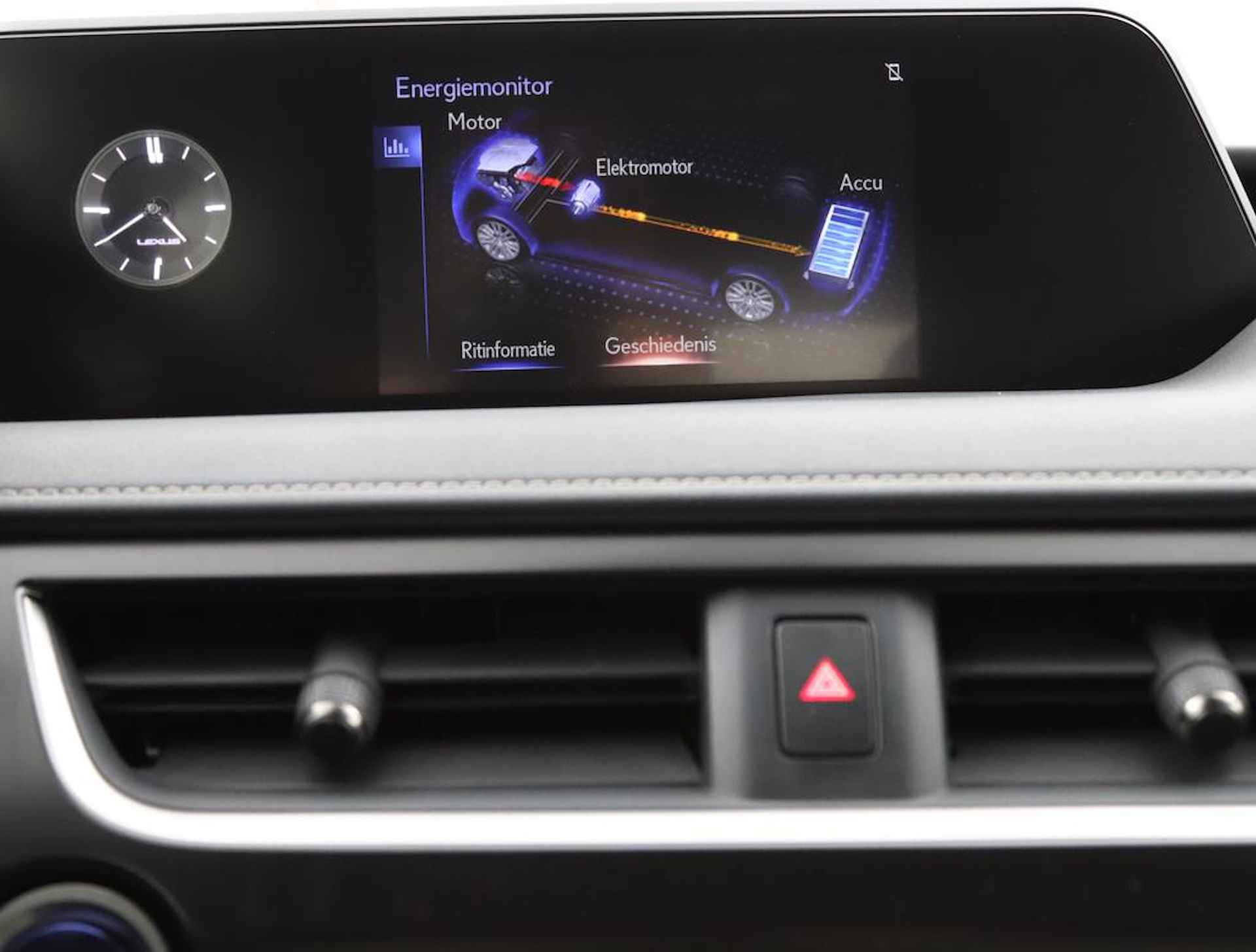 Lexus UX 250h Luxury Line | Blind Spot Monitor | Stoelverwarming | Parkeersensoren | Navigatie | - 60/61