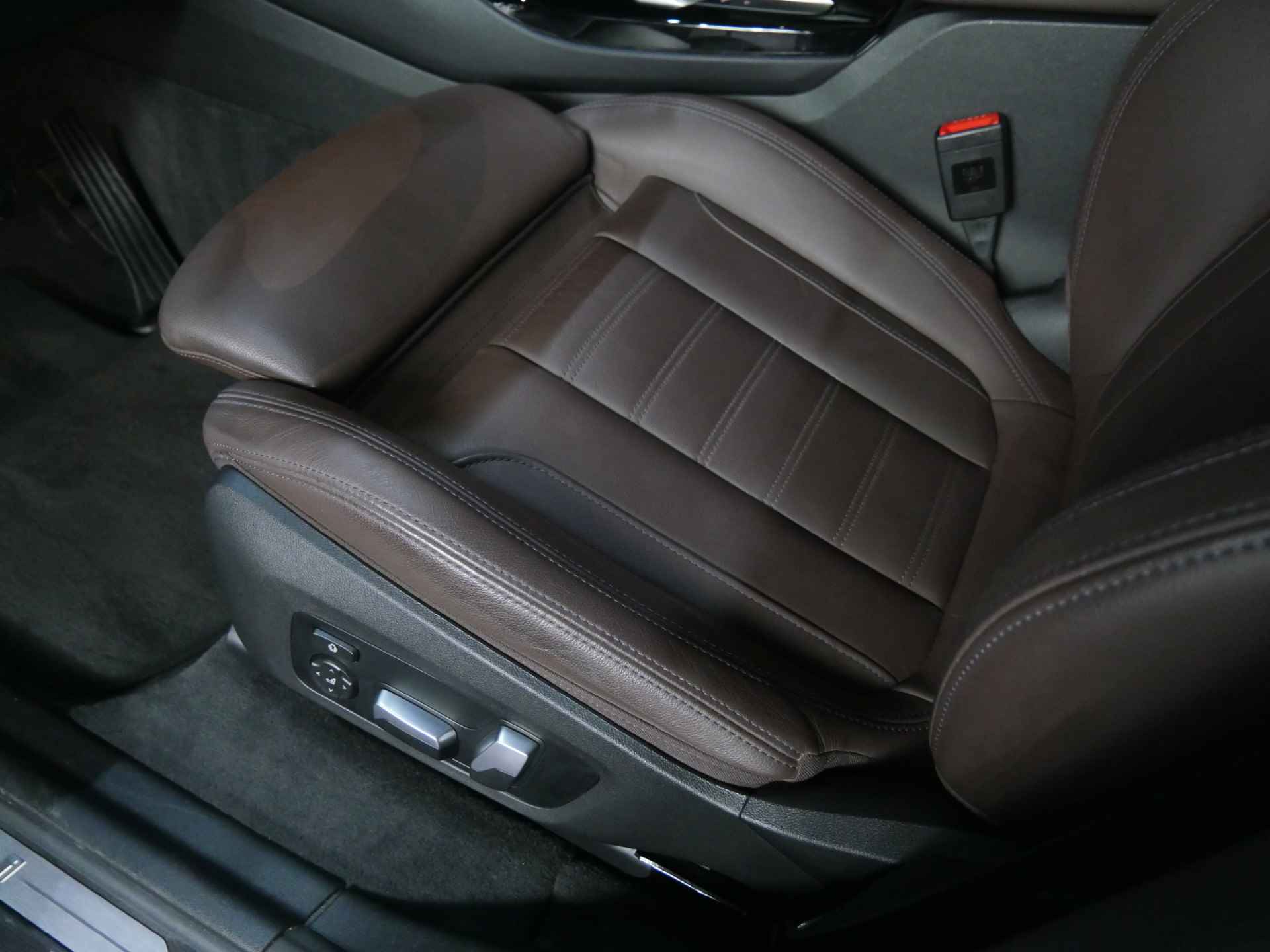 BMW iX3 High Executive / Adaptieve LED / Sportstoelen / Head-Up / Parking Assistant Plus / Gesture Control / Comfort Access - 24/48